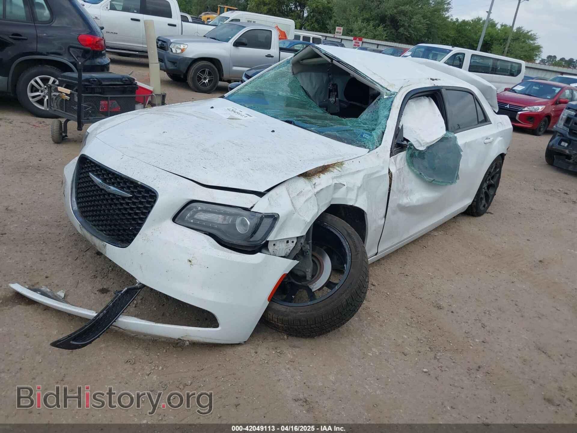 2019 CHRYSLER 300 - VIN: 2C3CCAAG2KH614153 - Фото 2