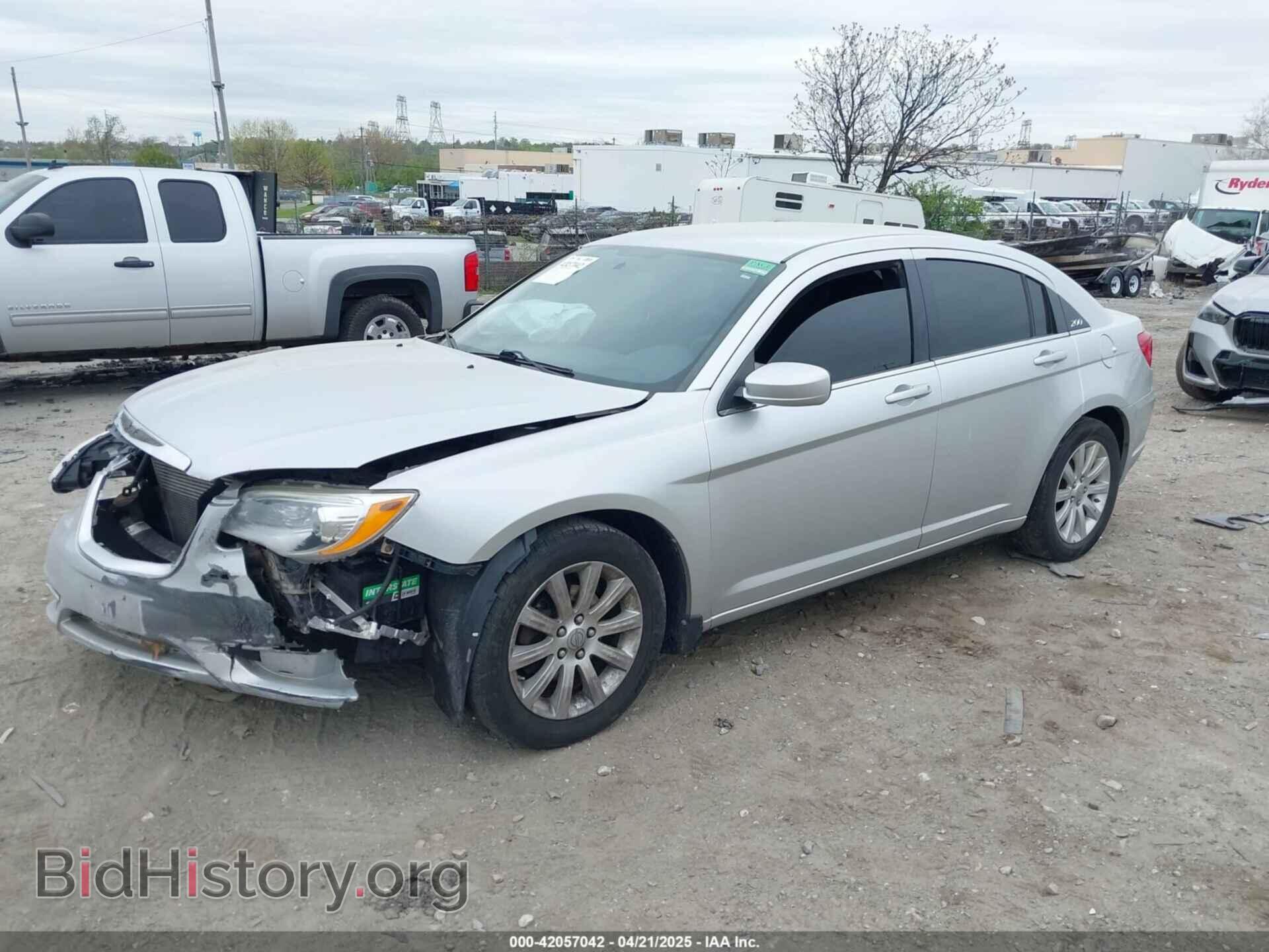 2011 CHRYSLER 200 - VIN: 1C3BC1FB3BN585679 - Фото 2