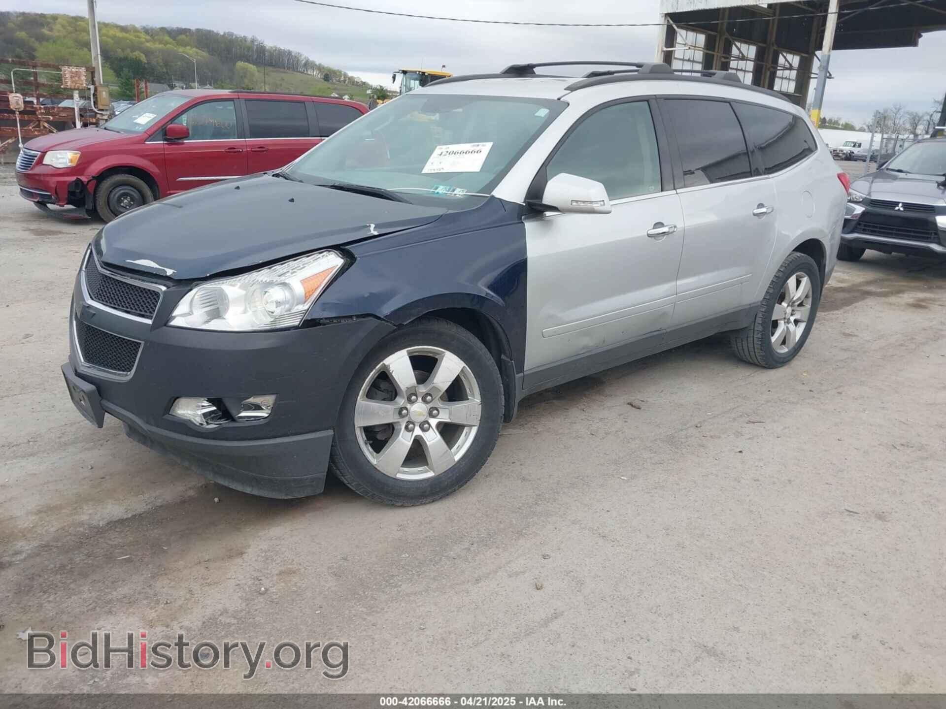 2011 CHEVROLET TRAVERSE - VIN: 1GNKVJED6BJ256739 - Фото 2
