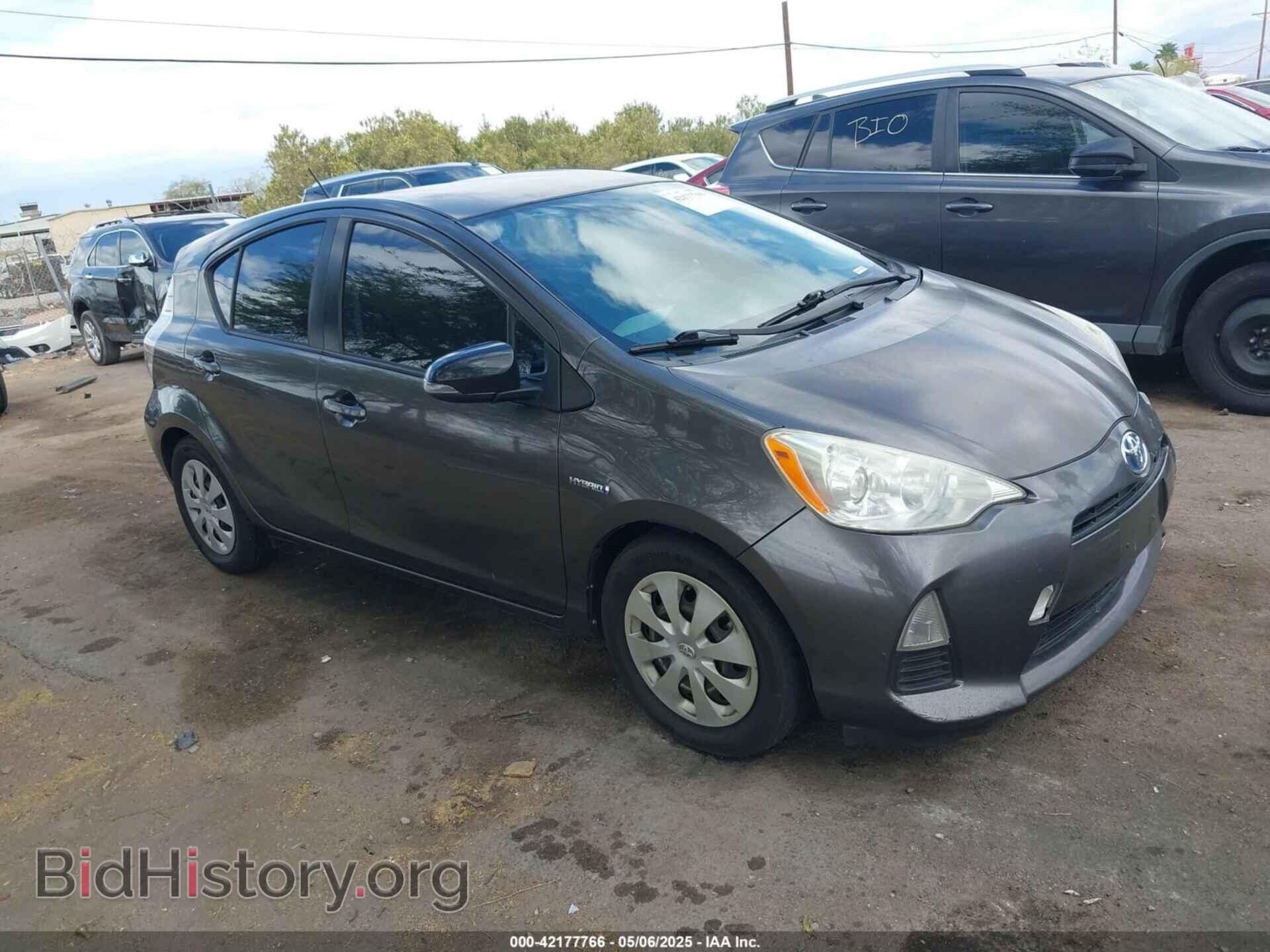 Фотография JTDKDTB30C1506612 - TOYOTA PRIUS C 2012