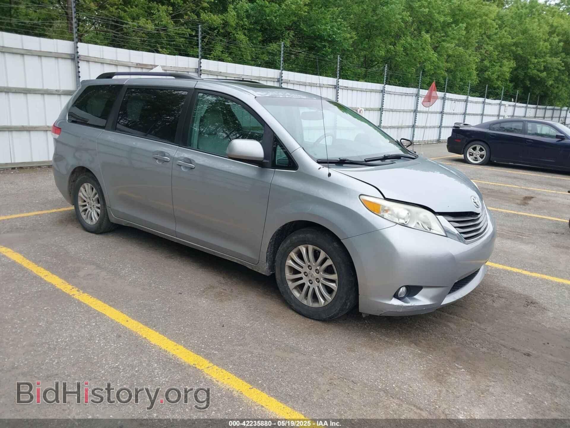 Photo 5TDYK3DC3BS067744 - TOYOTA SIENNA 2011