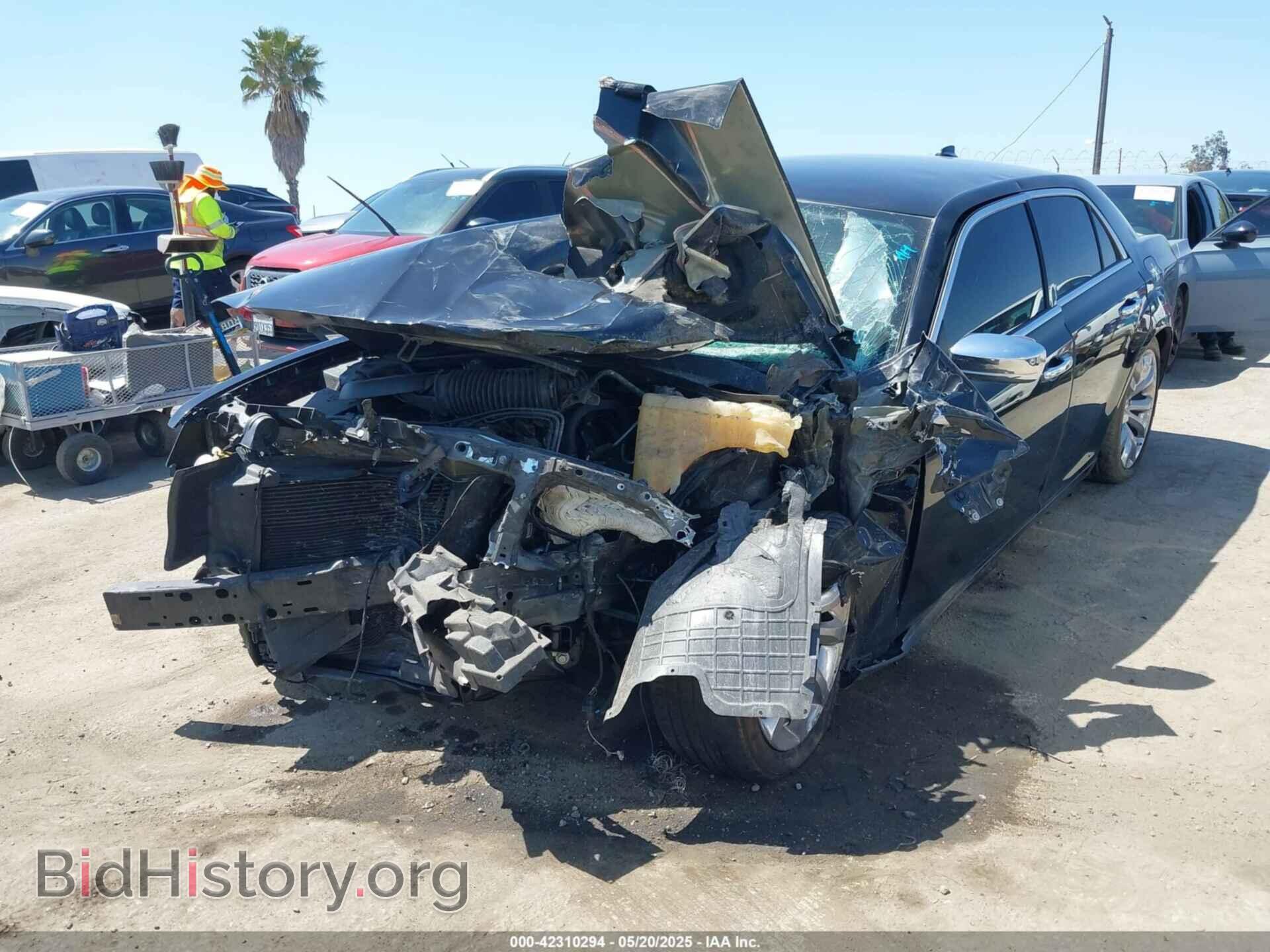 2019 CHRYSLER 300 - VIN: 2C3CCAEG2KH528304 - Фото 2