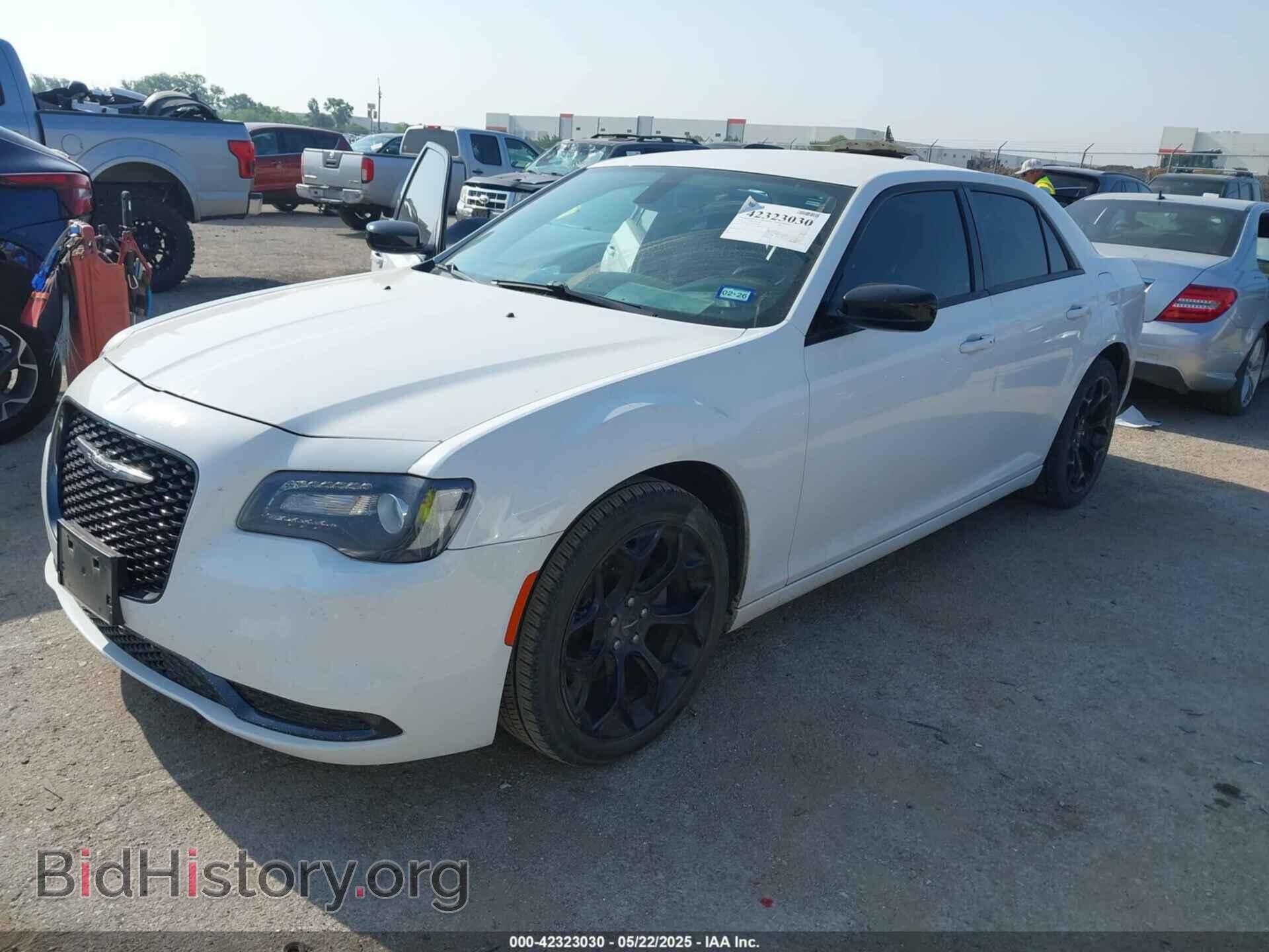 2019 CHRYSLER 300 - VIN: 2C3CCAAG3KH589876 - Фото 2