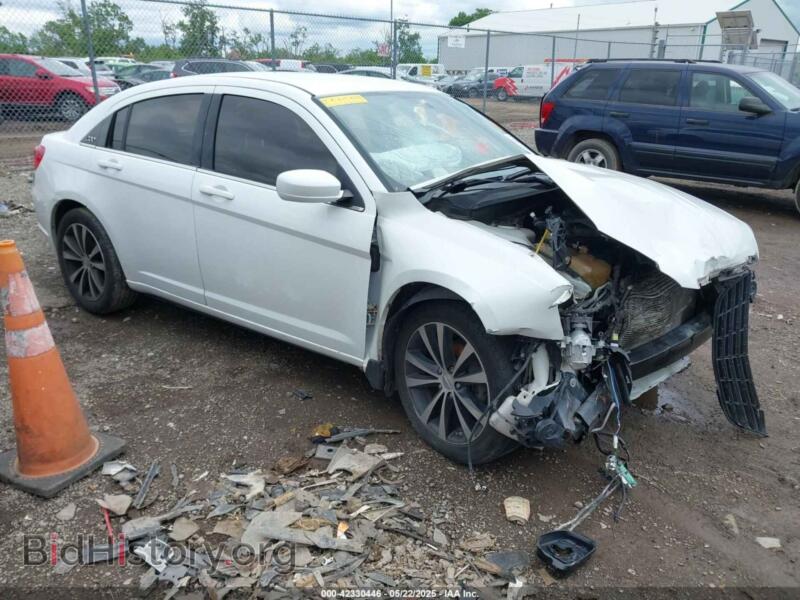 2013 Chrysler 200 Limited (VIN 1C3CCBCGXDN650394) — фото 1 из 17, IAAI, повреждение: передняя часть