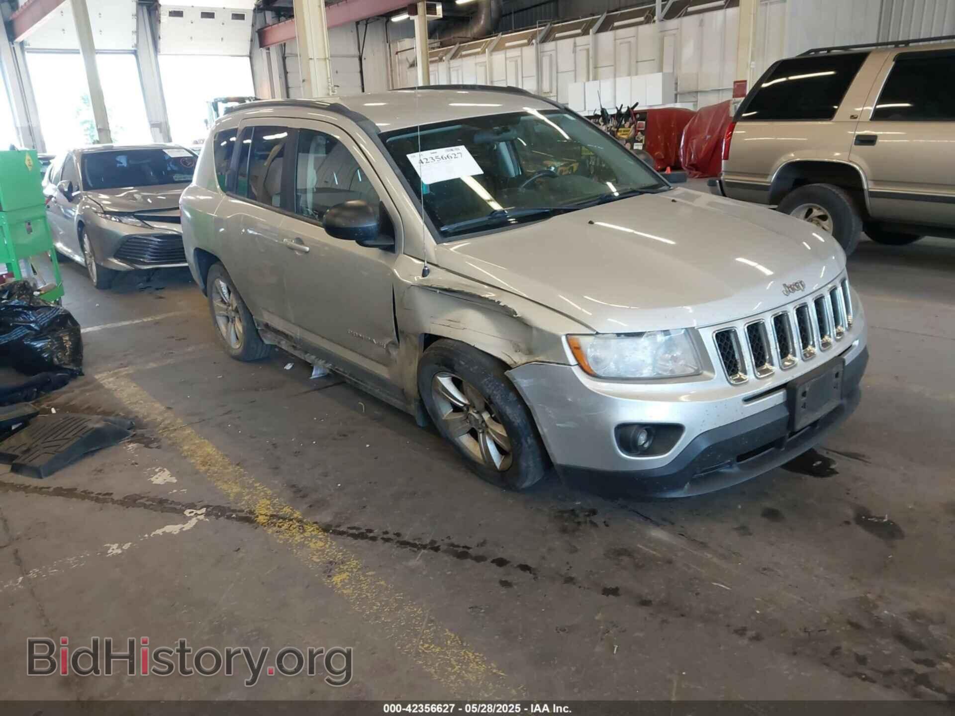 Photo 1J4NF1FBXBD210713 - JEEP COMPASS 2011