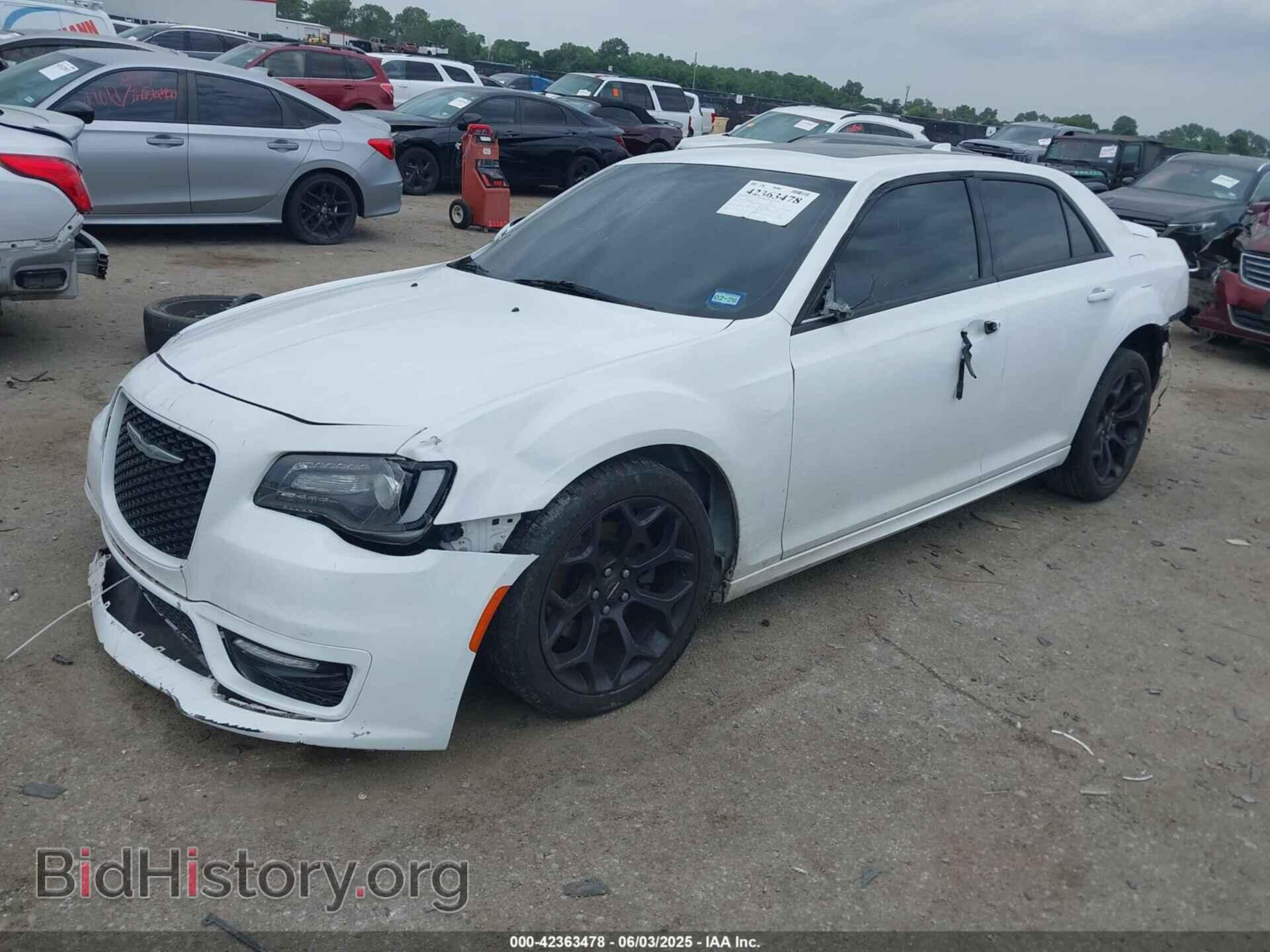 2019 CHRYSLER 300 - VIN: 2C3CCABT2KH580341 - Фото 2