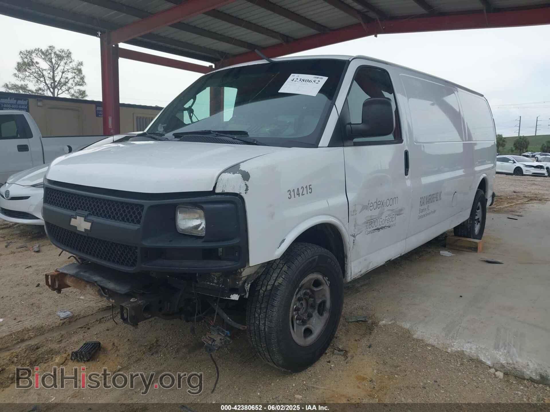 2011 CHEVROLET EXPRESS 2500 - VIN: 1GCWGGCA3B1127003 - Фото 2