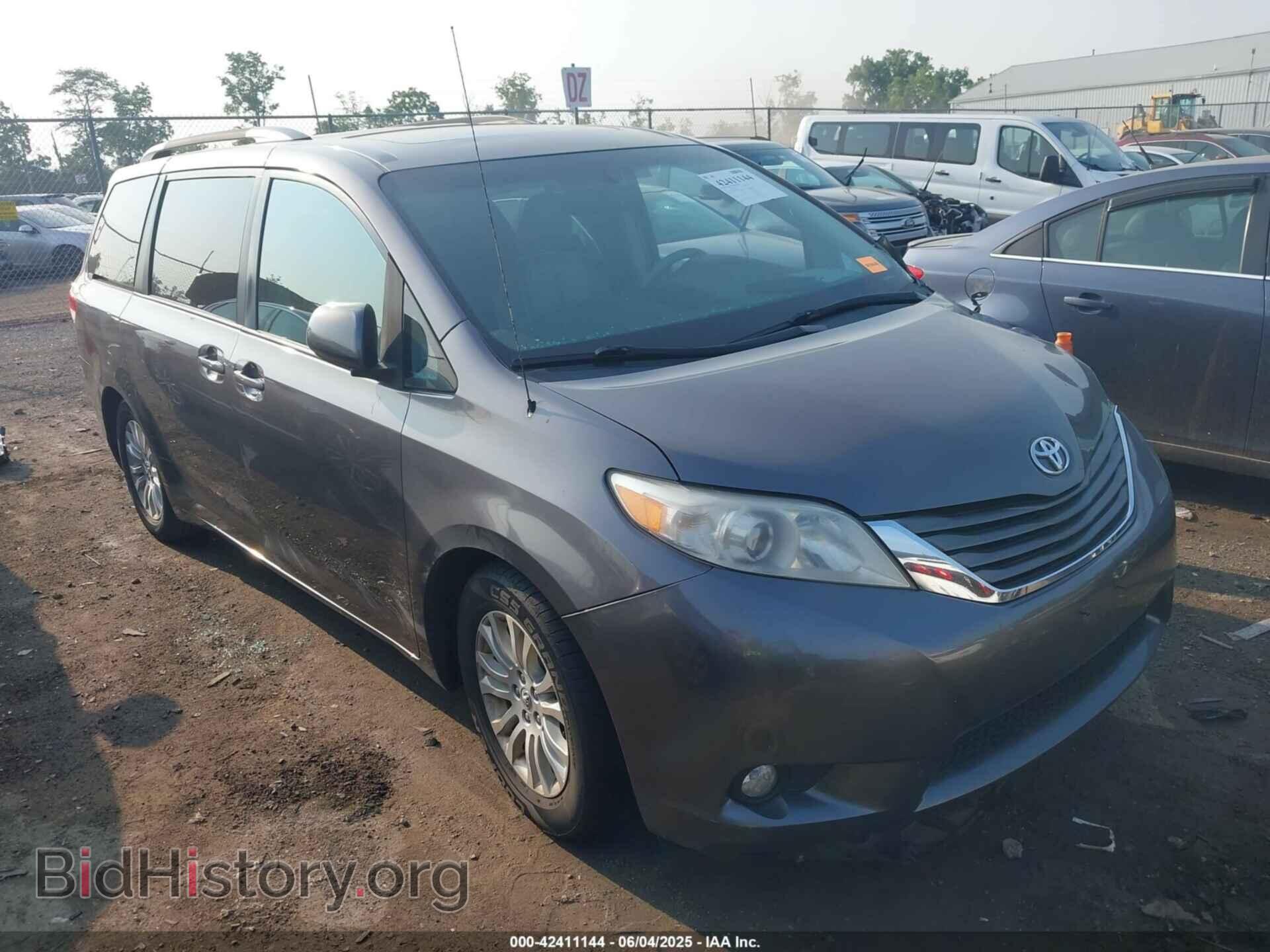 Photo 5TDYK3DC7BS038411 - TOYOTA SIENNA 2011