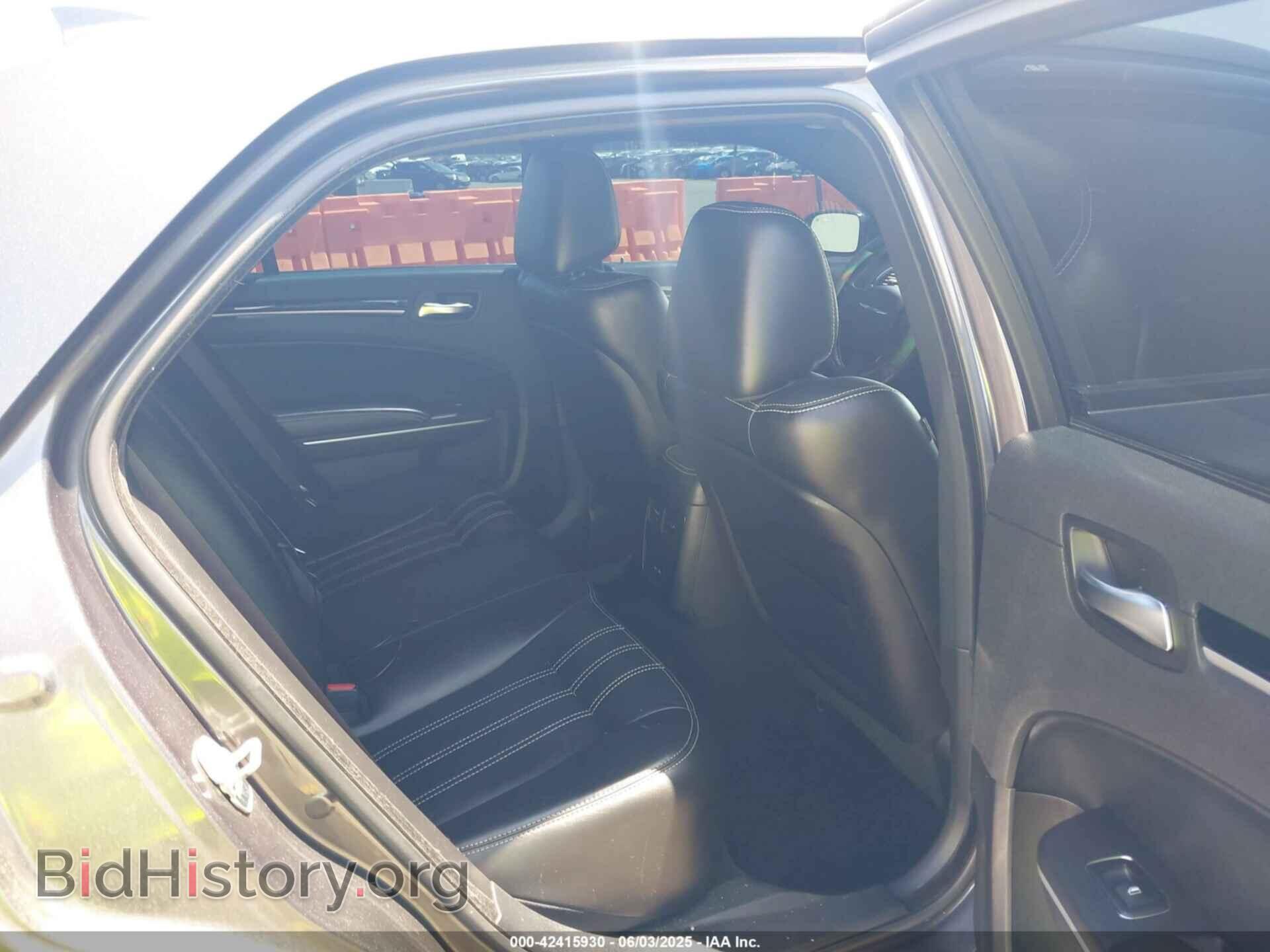 2019 CHRYSLER 300 - VIN: 2C3CCABG4KH656015 - Фото 8
