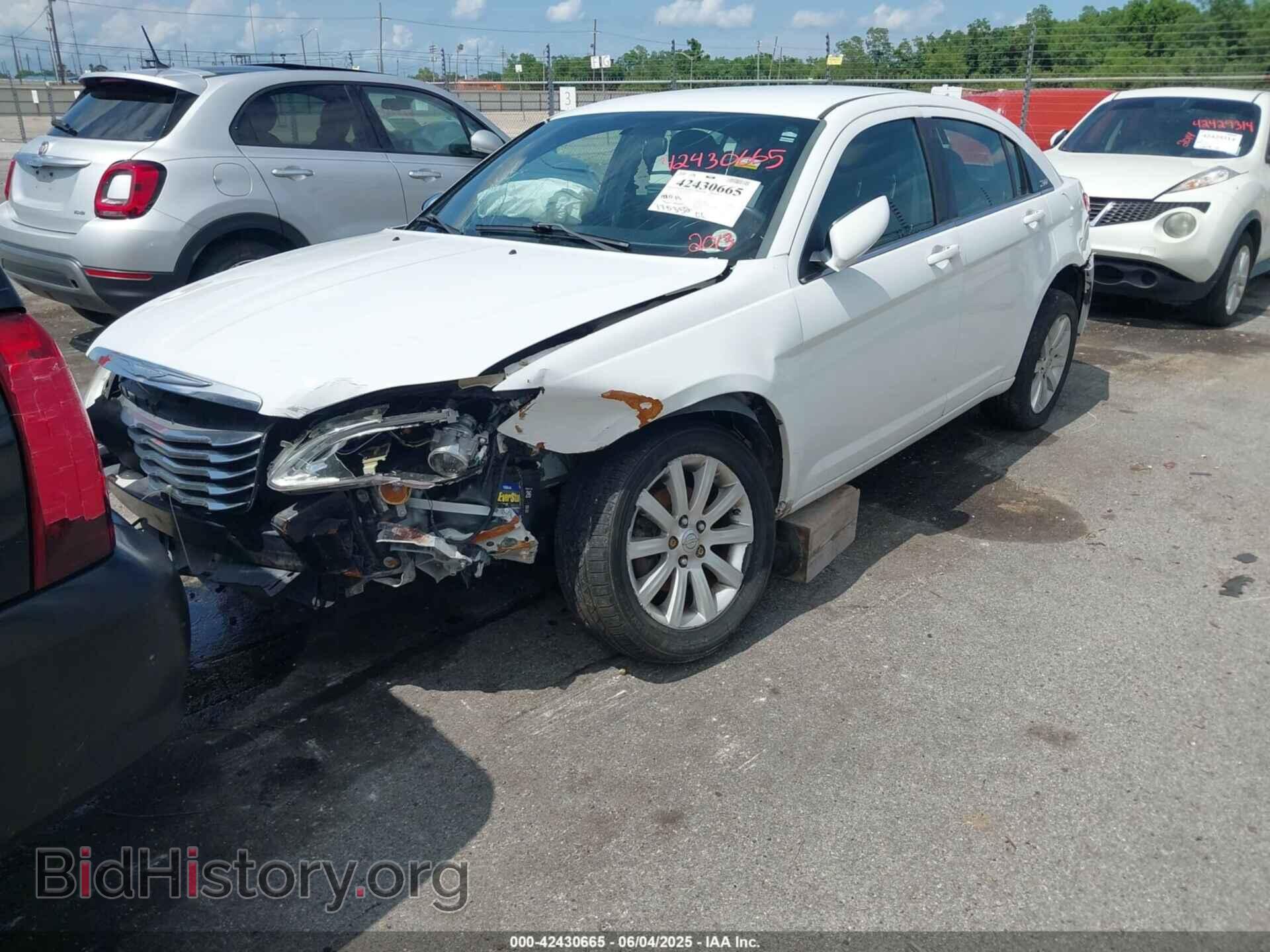2013 CHRYSLER 200 - VIN: 1C3CCBBG1DN556132 - Фото 2