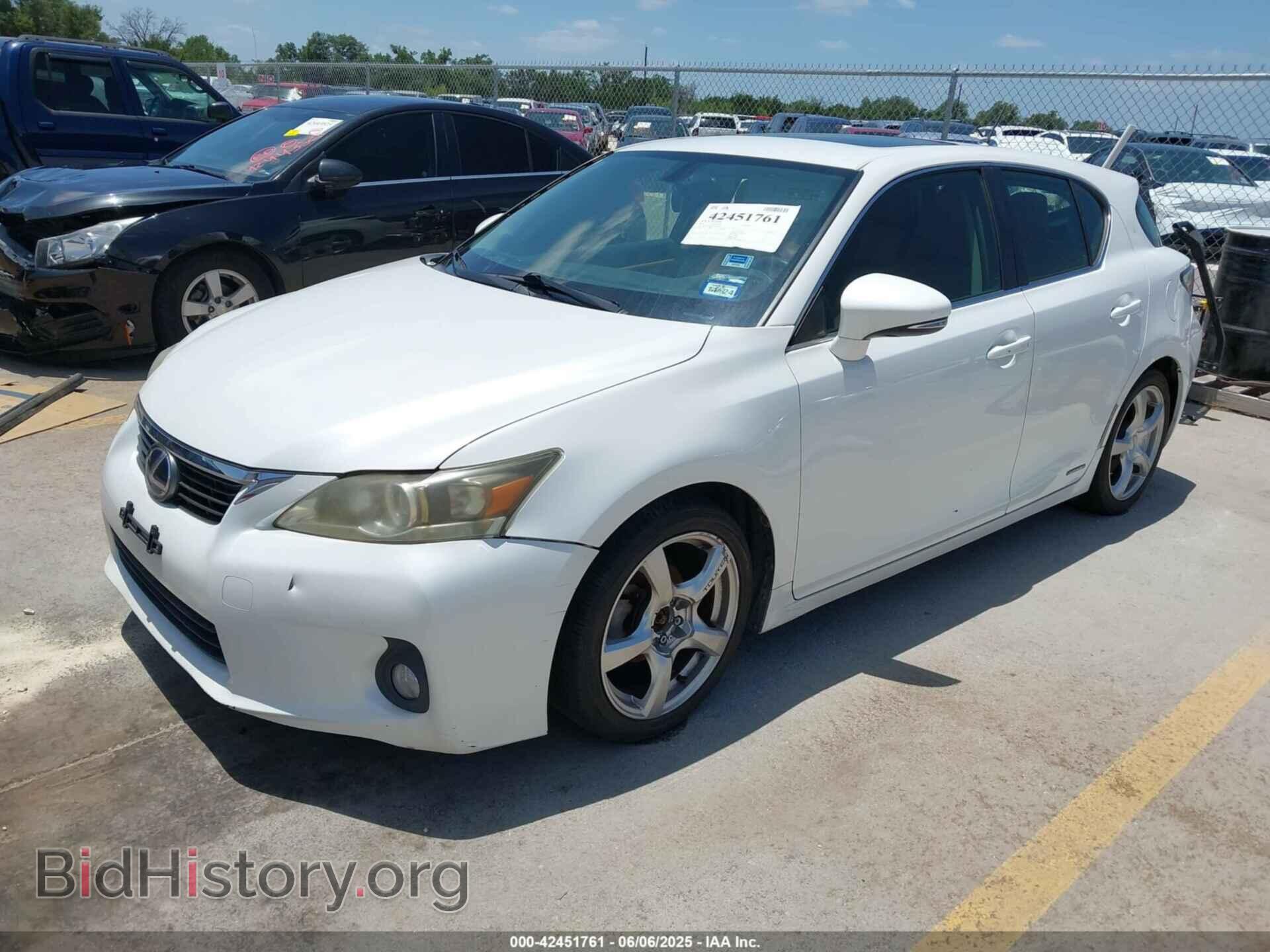 2011 LEXUS CT 200H - VIN: JTHKD5BH2B2020642 - Фото 2
