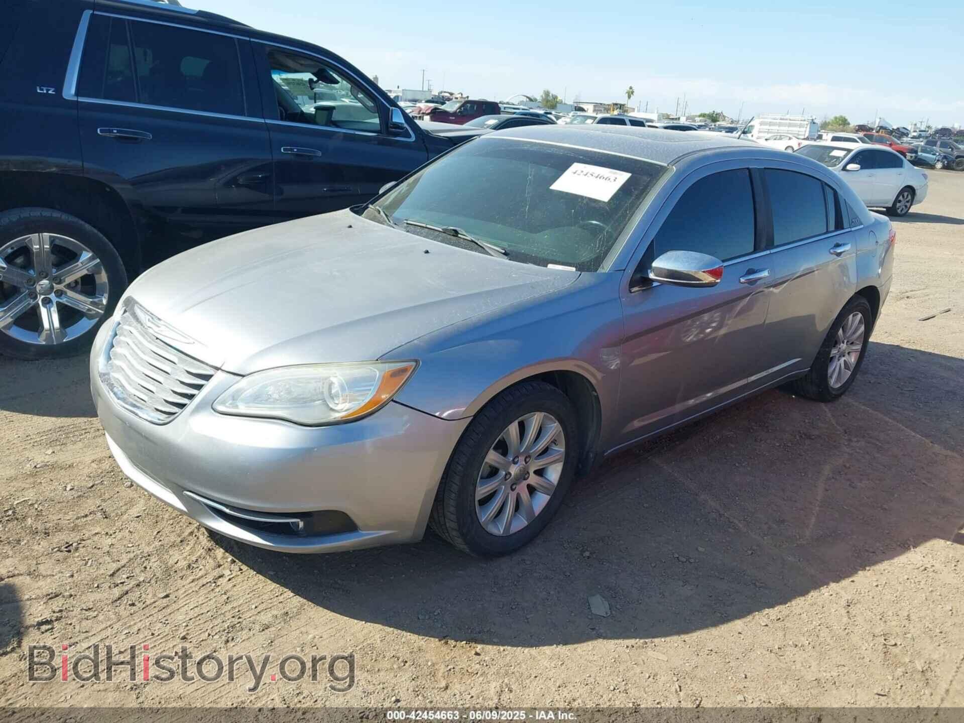 2013 CHRYSLER 200 - VIN: 1C3CCBCG3DN523857 - Фото 2