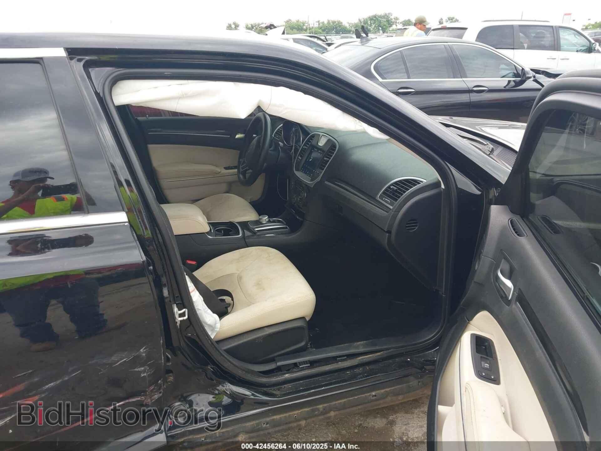 2019 CHRYSLER 300 - VIN: 2C3CCAAG6KH610400 - Фото 5