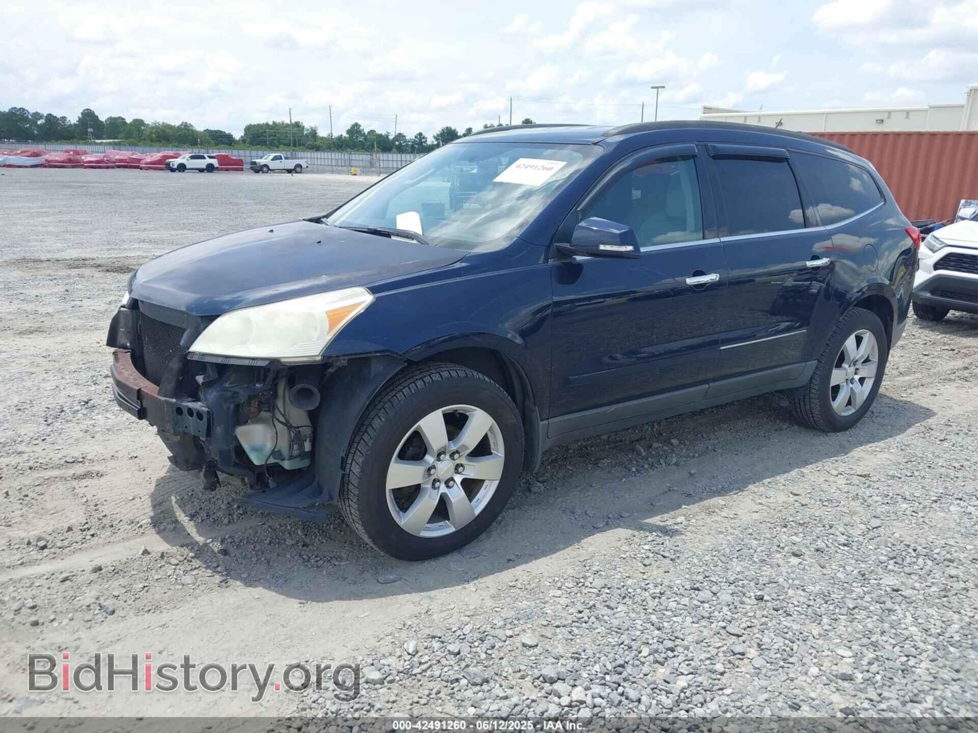 2011 CHEVROLET TRAVERSE - VIN: 1GNKRLEDXBJ170124 - Фото 2