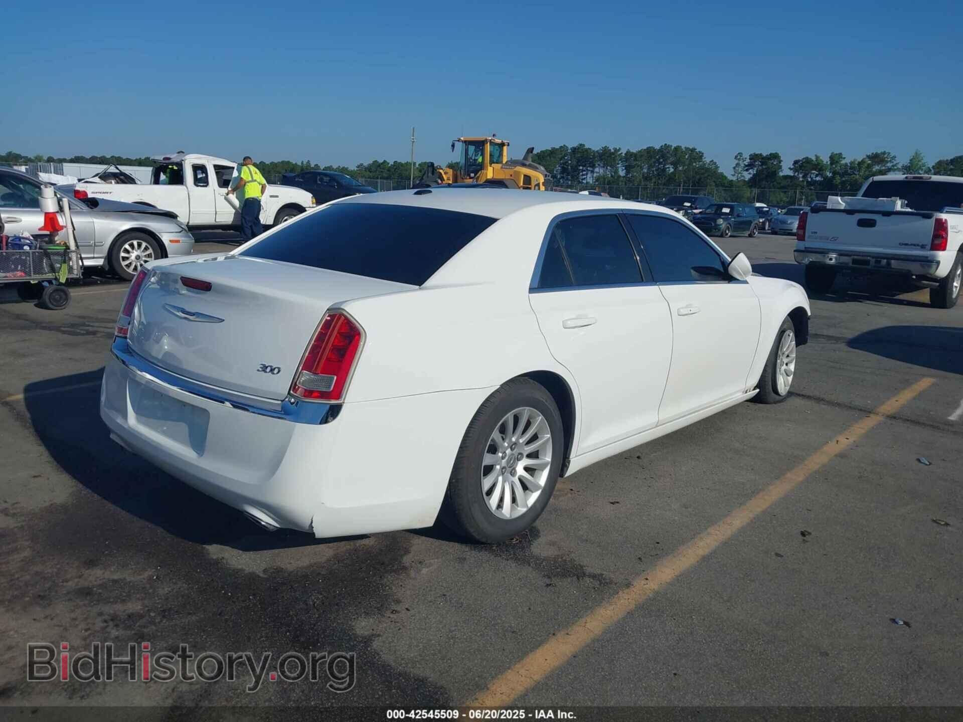2014 CHRYSLER 300 - VIN: 2C3CCAAG3EH217765 - Фото 4