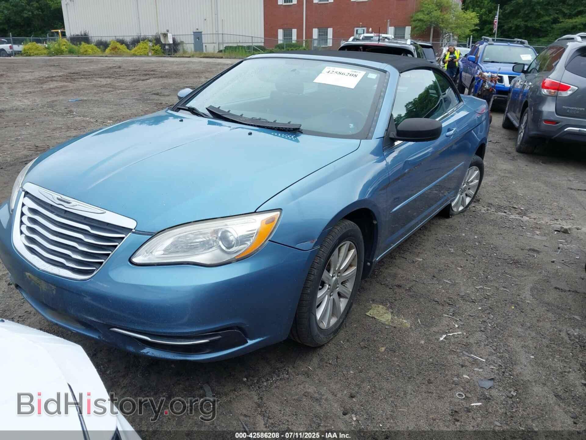 2011 CHRYSLER 200 - VIN: 1C3BC2EB0BN589356 - Фото 2