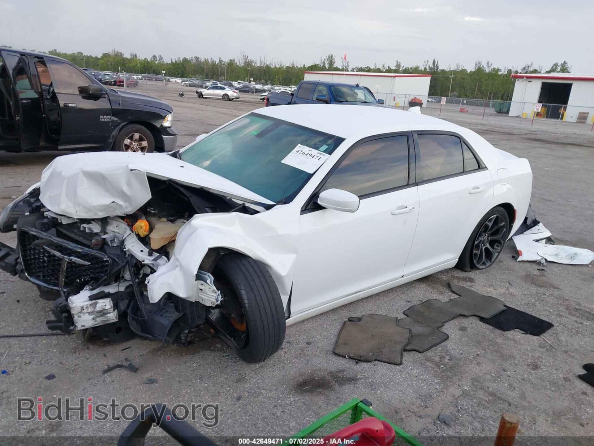 2019 CHRYSLER 300 - VIN: 2C3CCABG4KH708162 - Фото 2