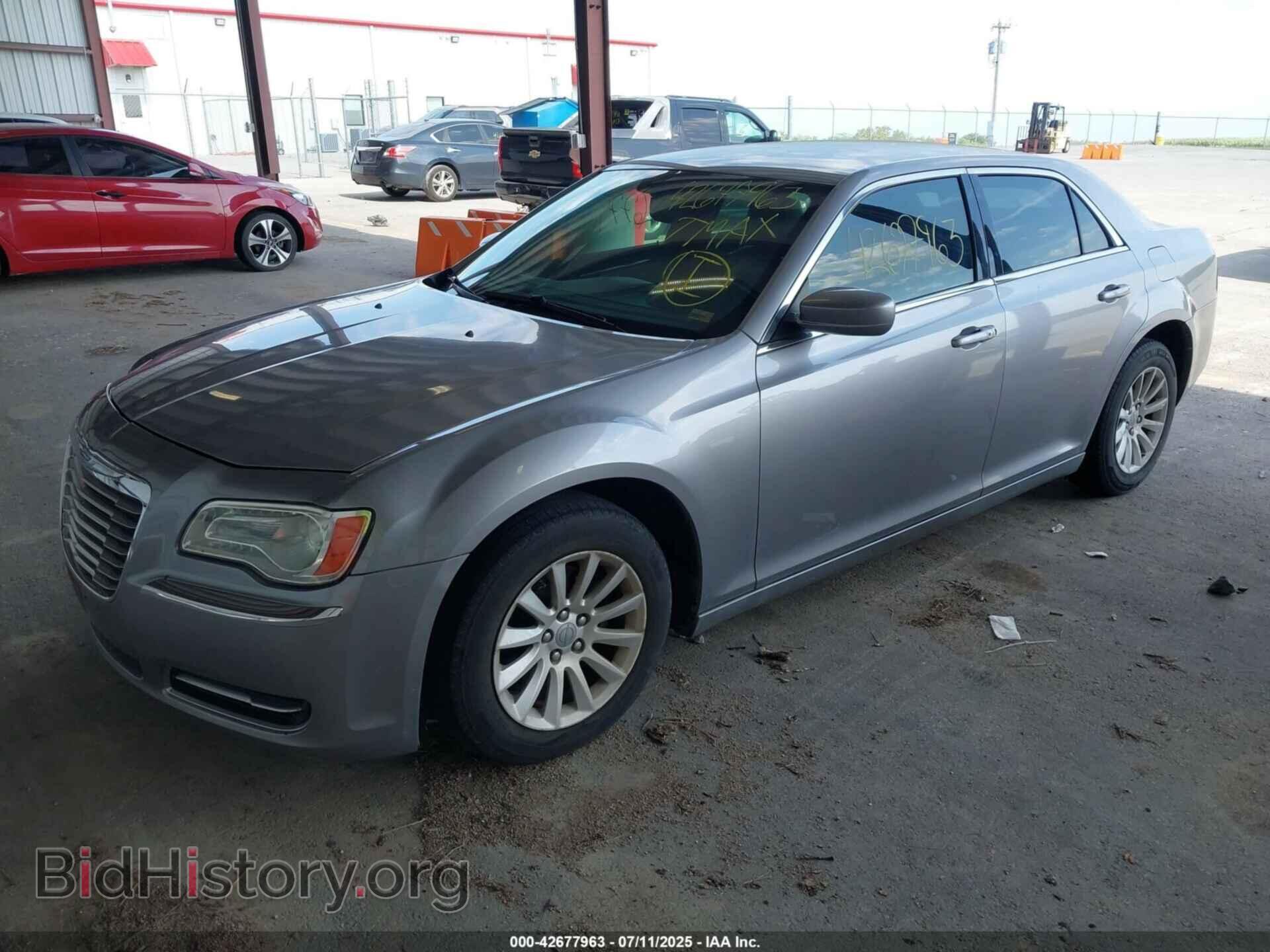2013 CHRYSLER 300 - VIN: 2C3CCAAG2DH736093 - Фото 2