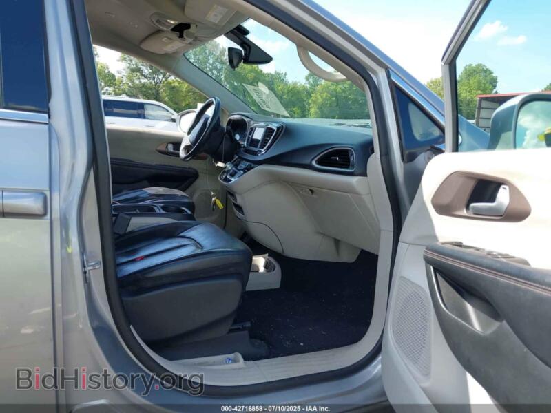 2018 Chrysler PACIFICA (VIN 2C4RC1BG4JR142406) — photo 5 of 16