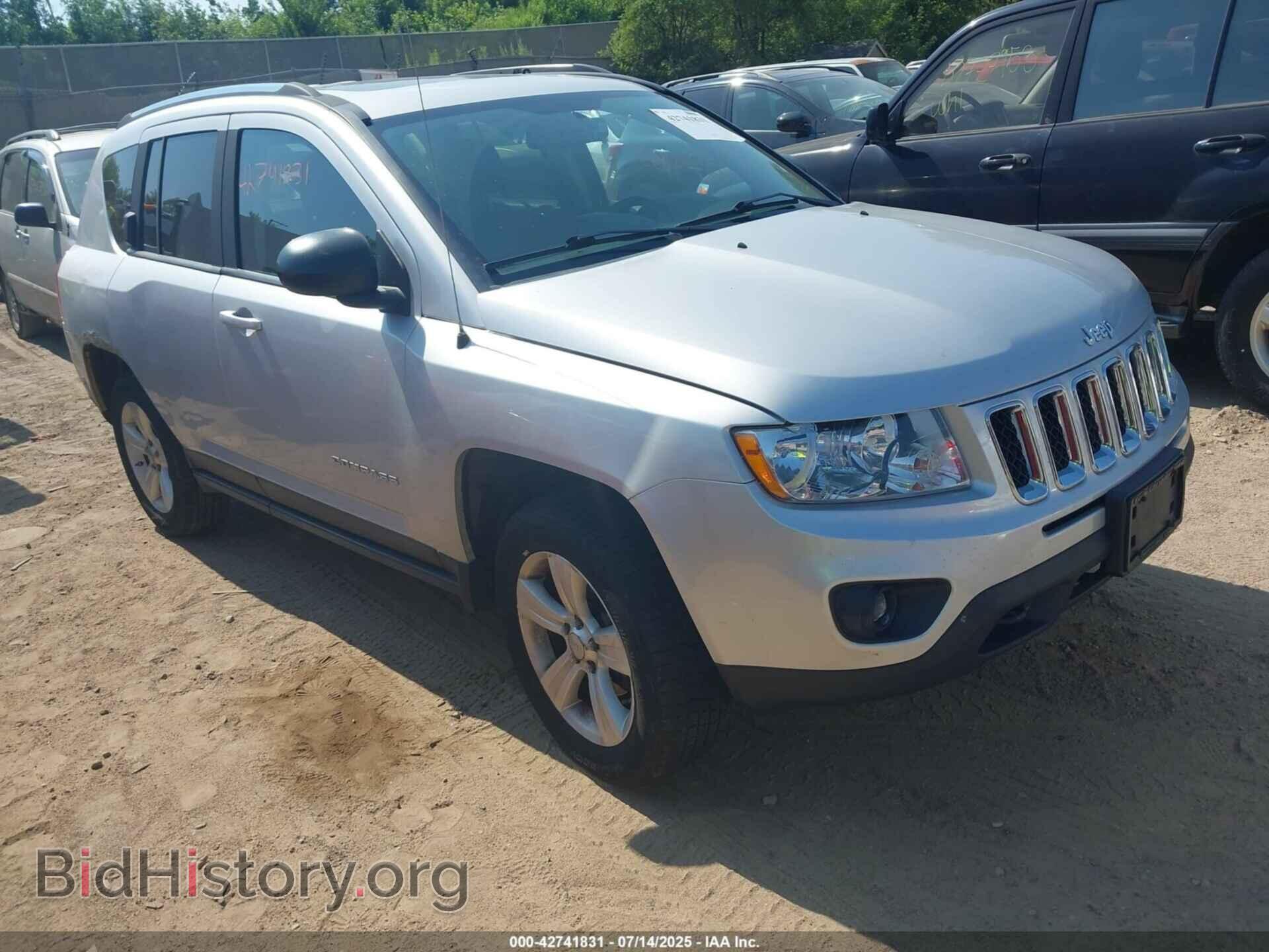 Photo 1J4NF5FB2BD263946 - JEEP COMPASS 2011