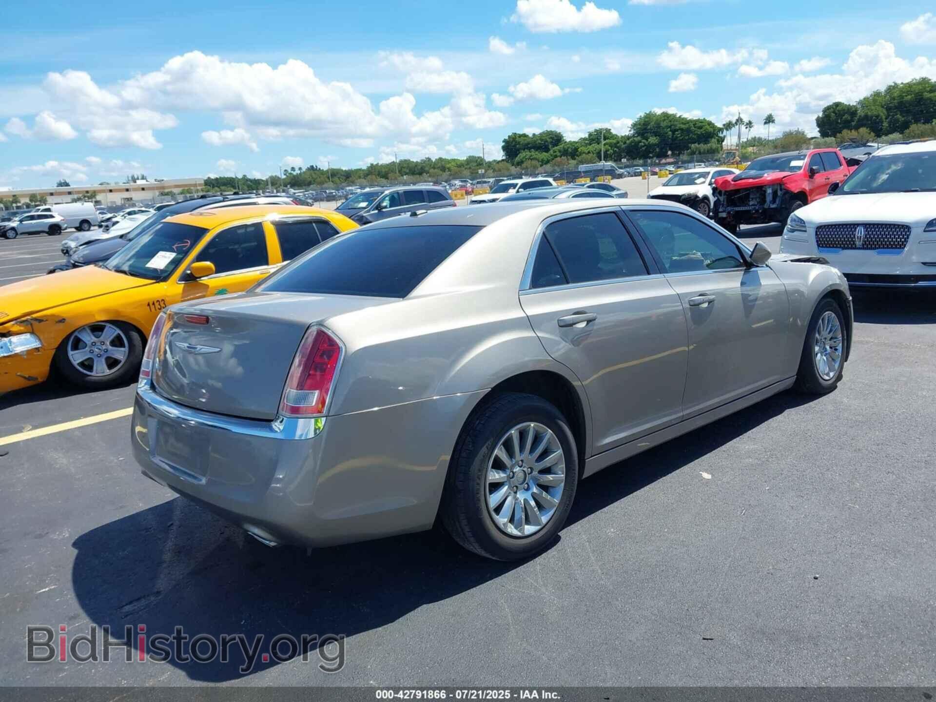 2014 CHRYSLER 300 - VIN: 2C3CCAAG6EH142009 - Фото 4