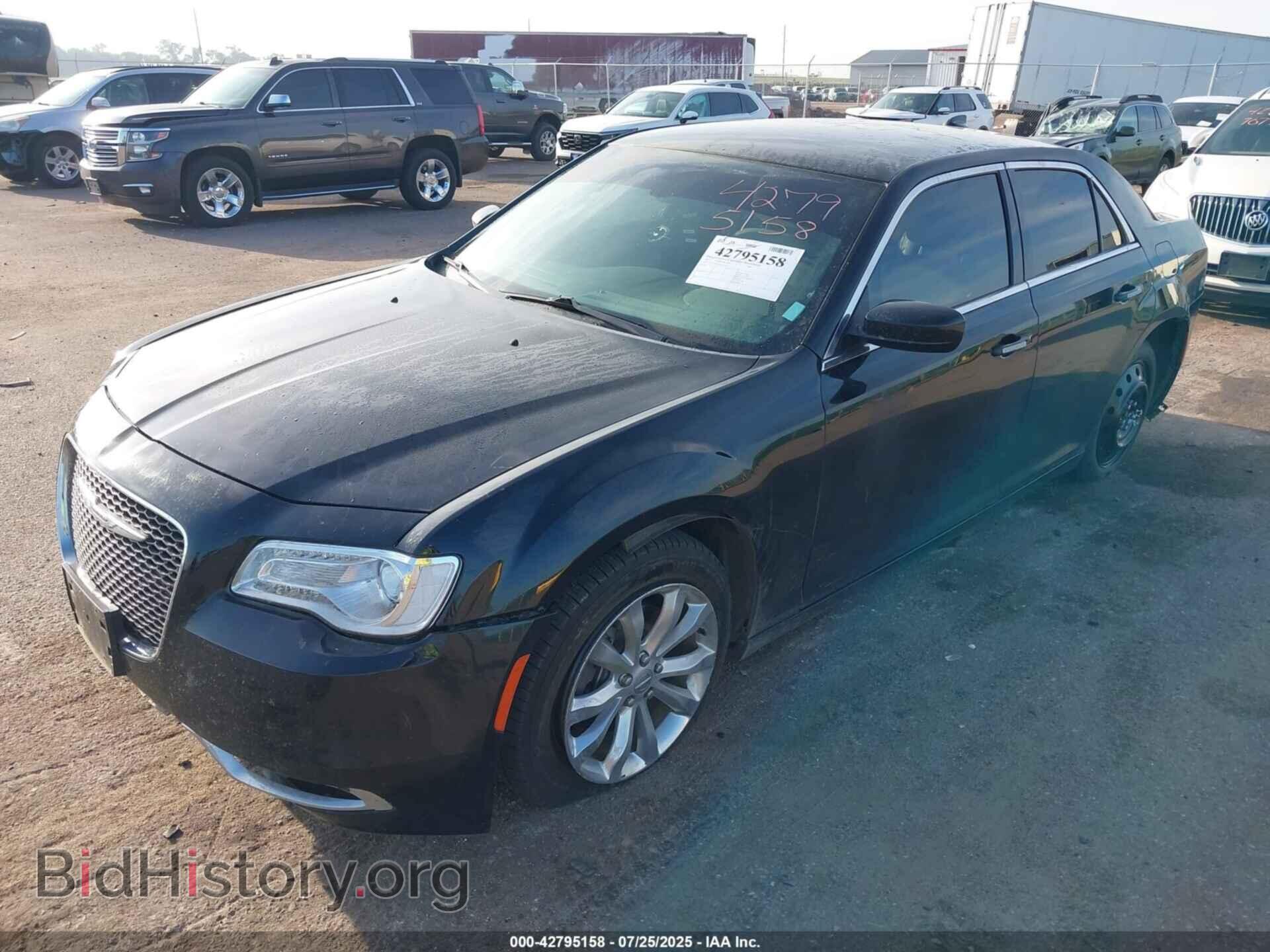 2017 CHRYSLER 300 - VIN: 2C3CCARG1HH566562 - Фото 2