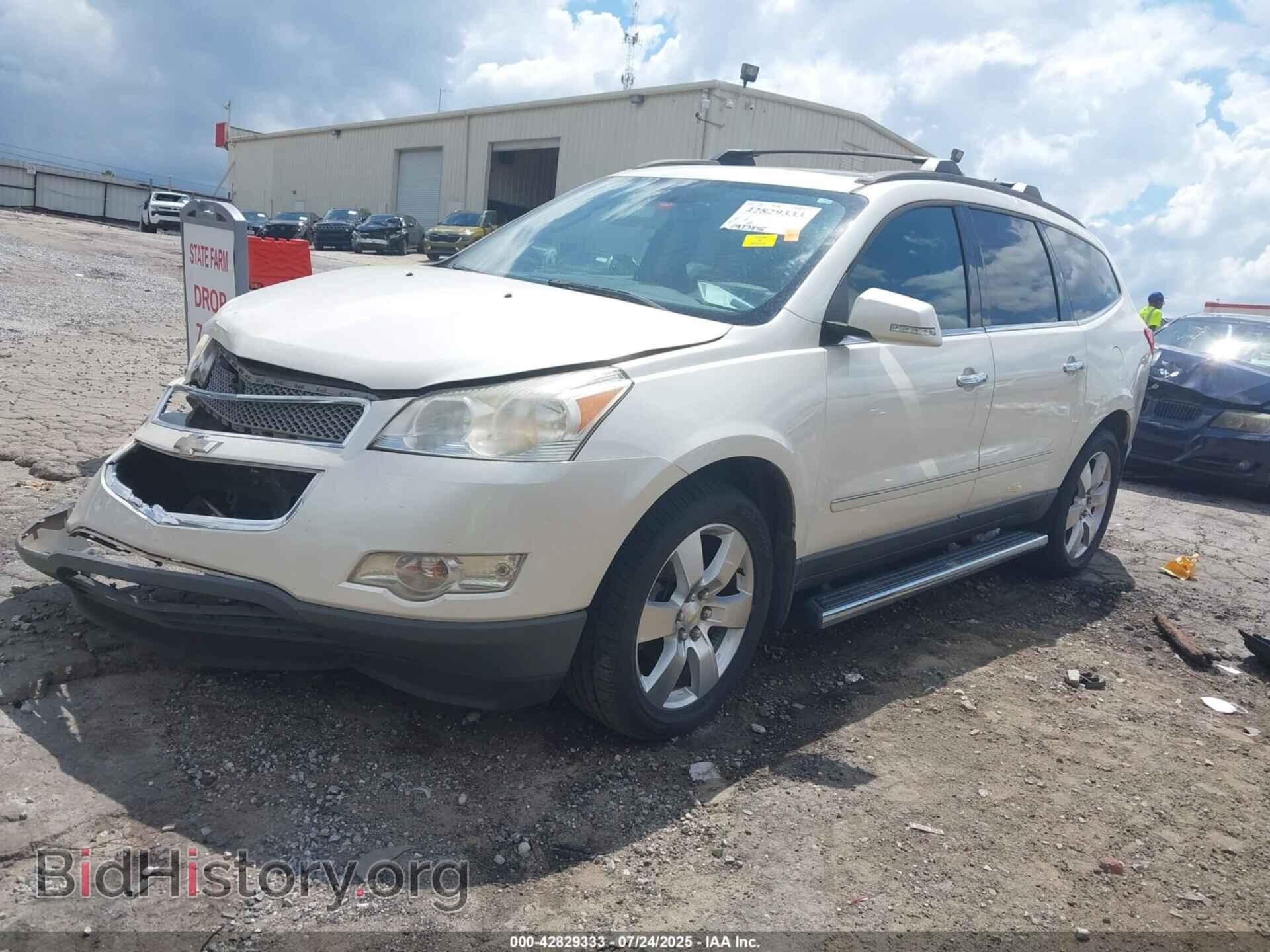 2011 CHEVROLET TRAVERSE - VIN: 1GNKRLED6BJ357487 - Фото 2