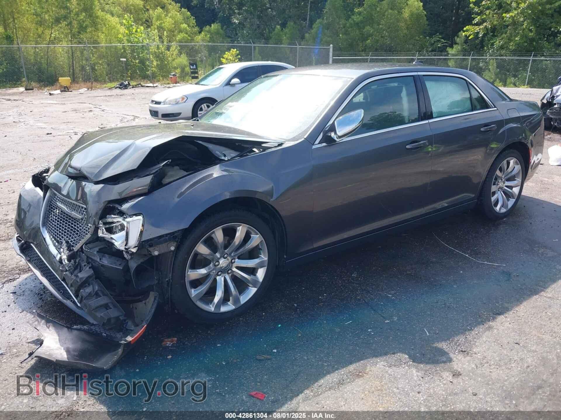 2019 CHRYSLER 300 - VIN: 2C3CCAAG3KH679318 - Фото 2