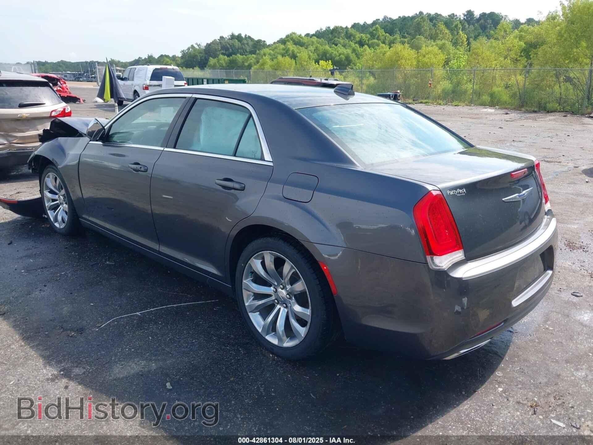 2019 CHRYSLER 300 - VIN: 2C3CCAAG3KH679318 - Фото 3