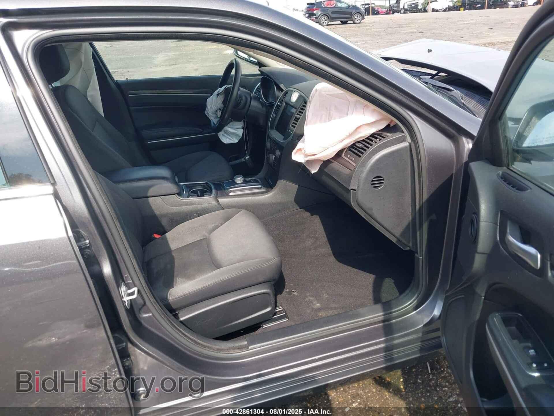 2019 CHRYSLER 300 - VIN: 2C3CCAAG3KH679318 - Фото 5