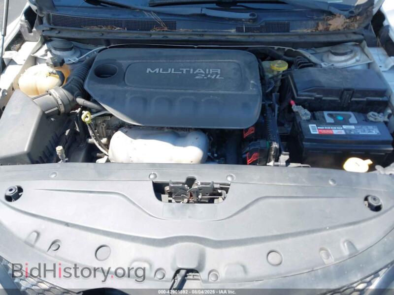2016 Chrysler 200 (VIN 1C3CCCBB0GN117616) — photo 10 of 17