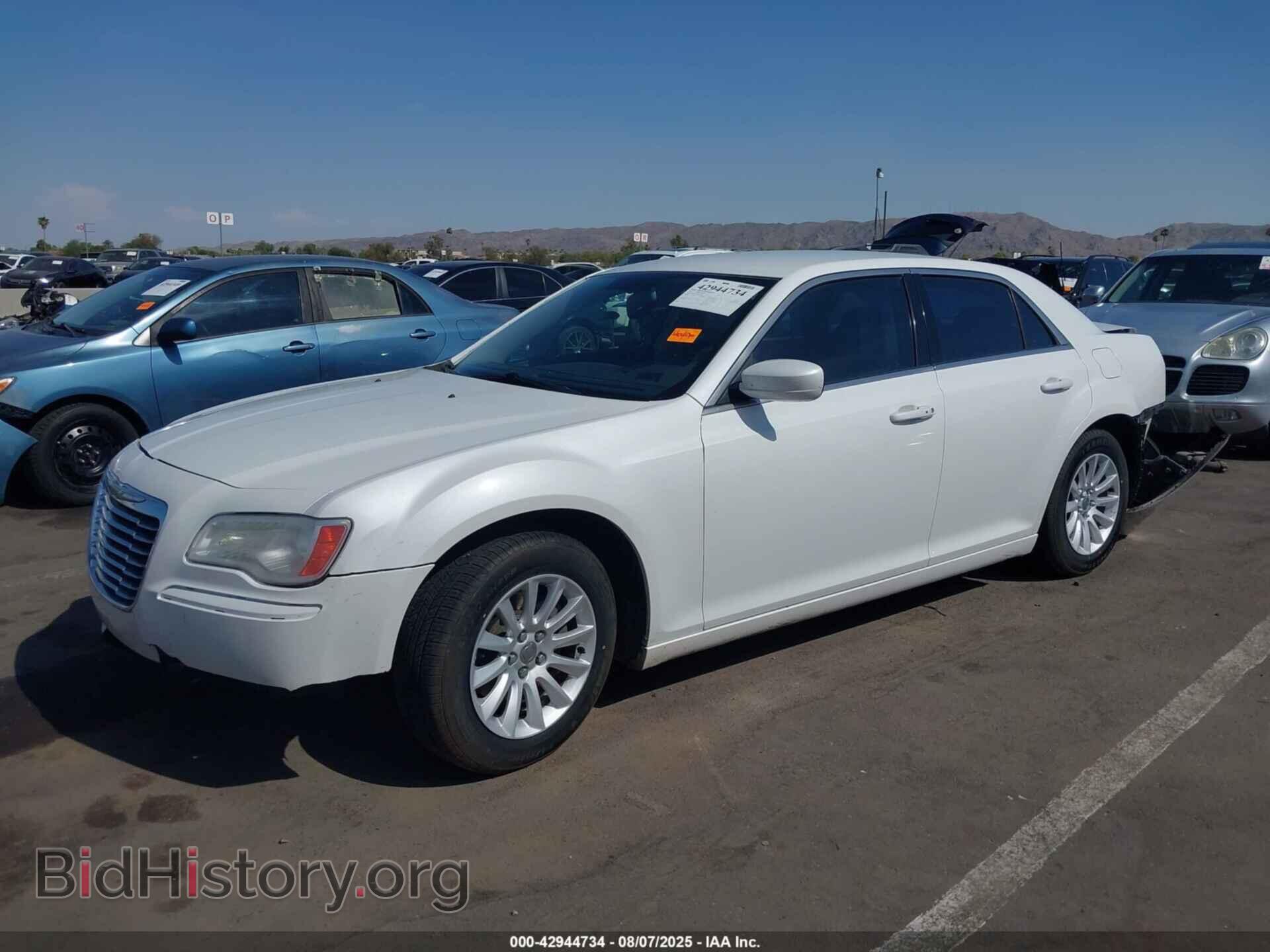 2013 CHRYSLER 300 - VIN: 2C3CCAAG2DH528909 - Фото 2