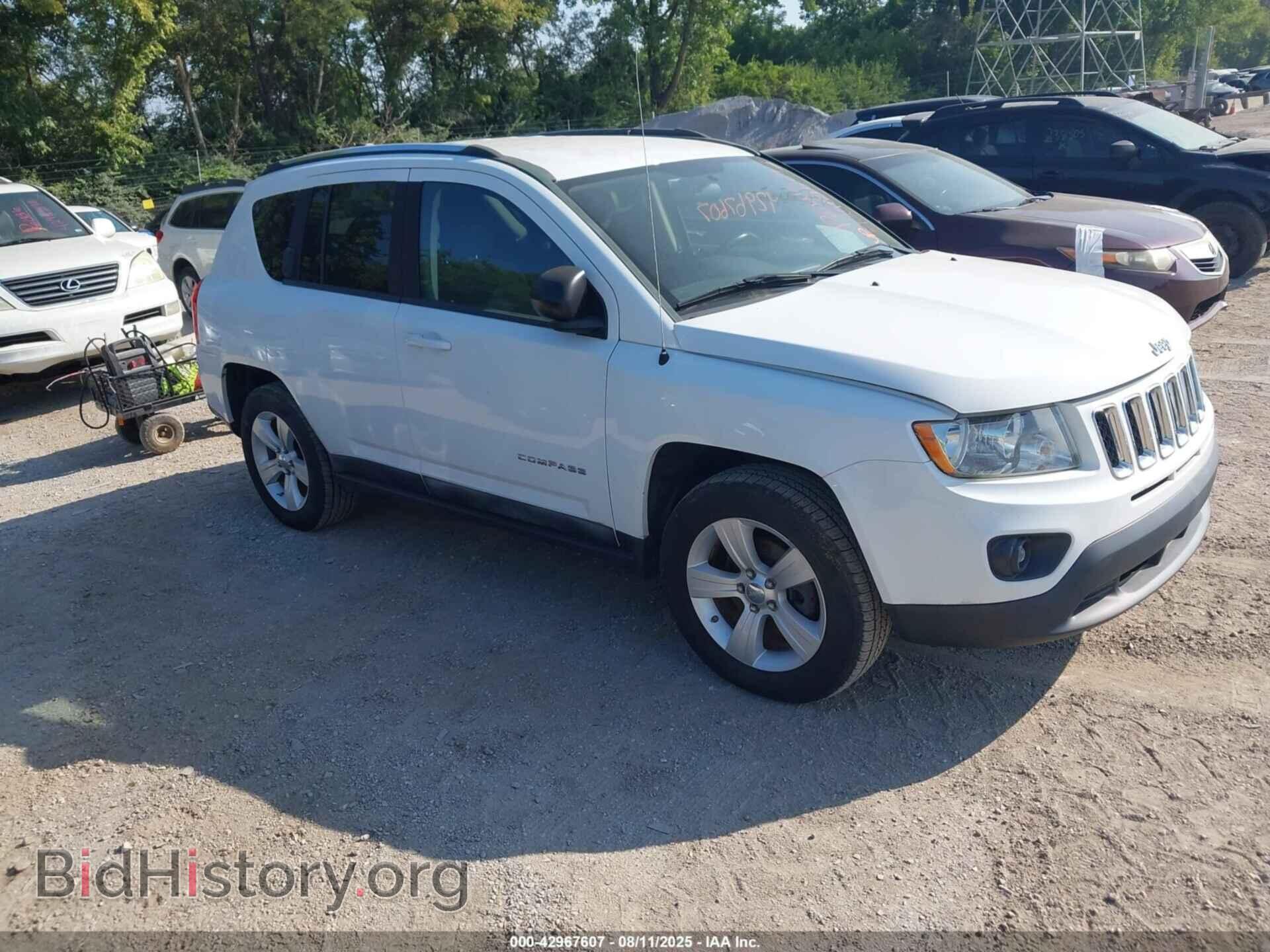 Photo 1J4NF1FBXBD145636 - JEEP COMPASS 2011