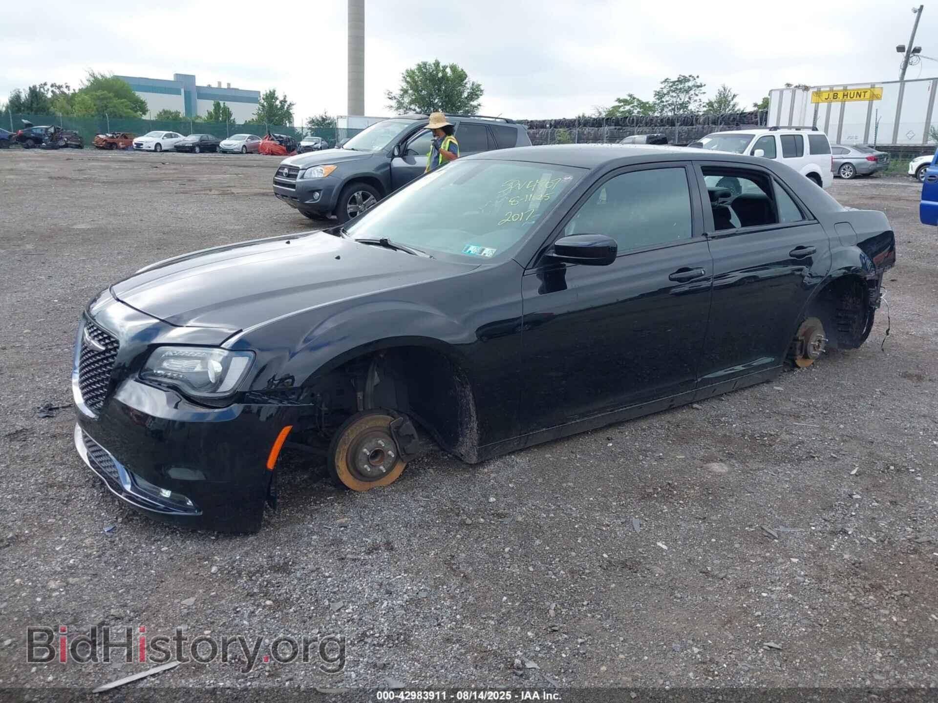 2017 CHRYSLER 300 - VIN: 2C3CCABG1HH565079 - Фото 2