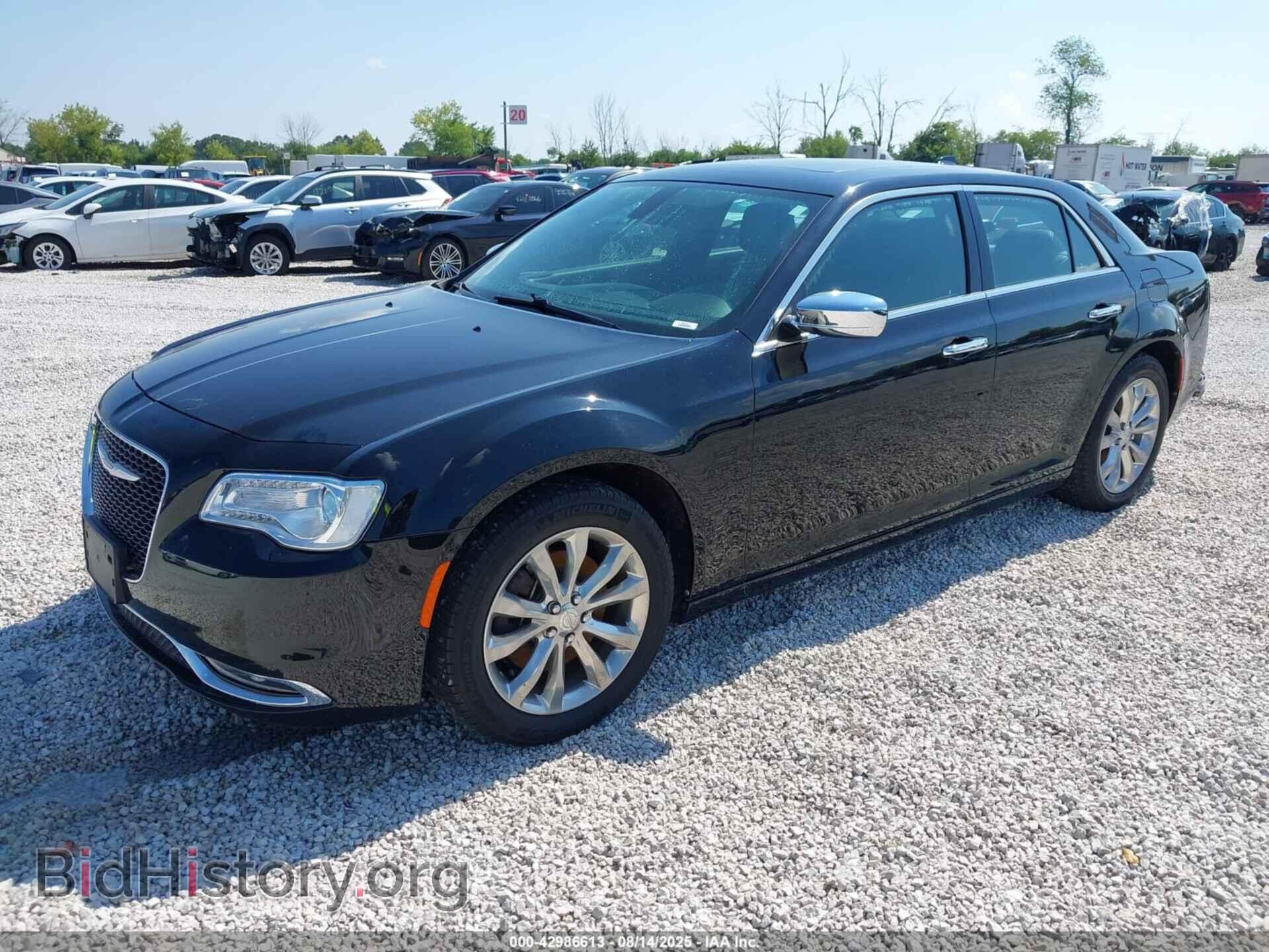 2019 CHRYSLER 300 - VIN: 2C3CCAKG9KH586690 - Фото 2