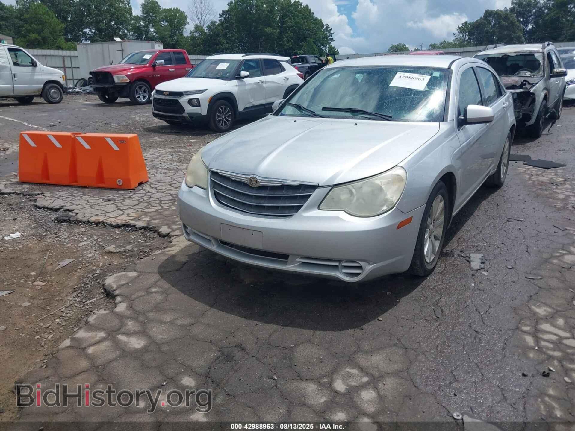 2010 CHRYSLER SEBRING - VIN: 1C3CC5FB5AN225937 - Фото 2