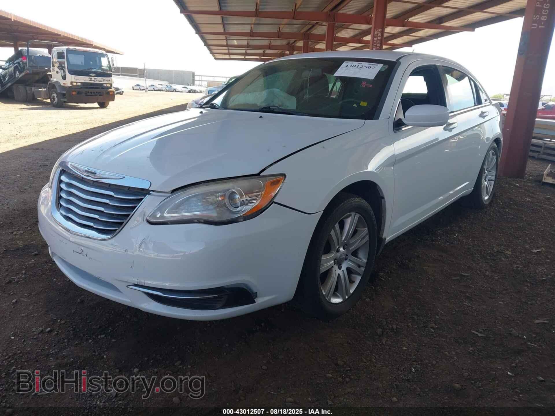 2013 CHRYSLER 200 - VIN: 1C3CCBAB3DN762252 - Фото 2