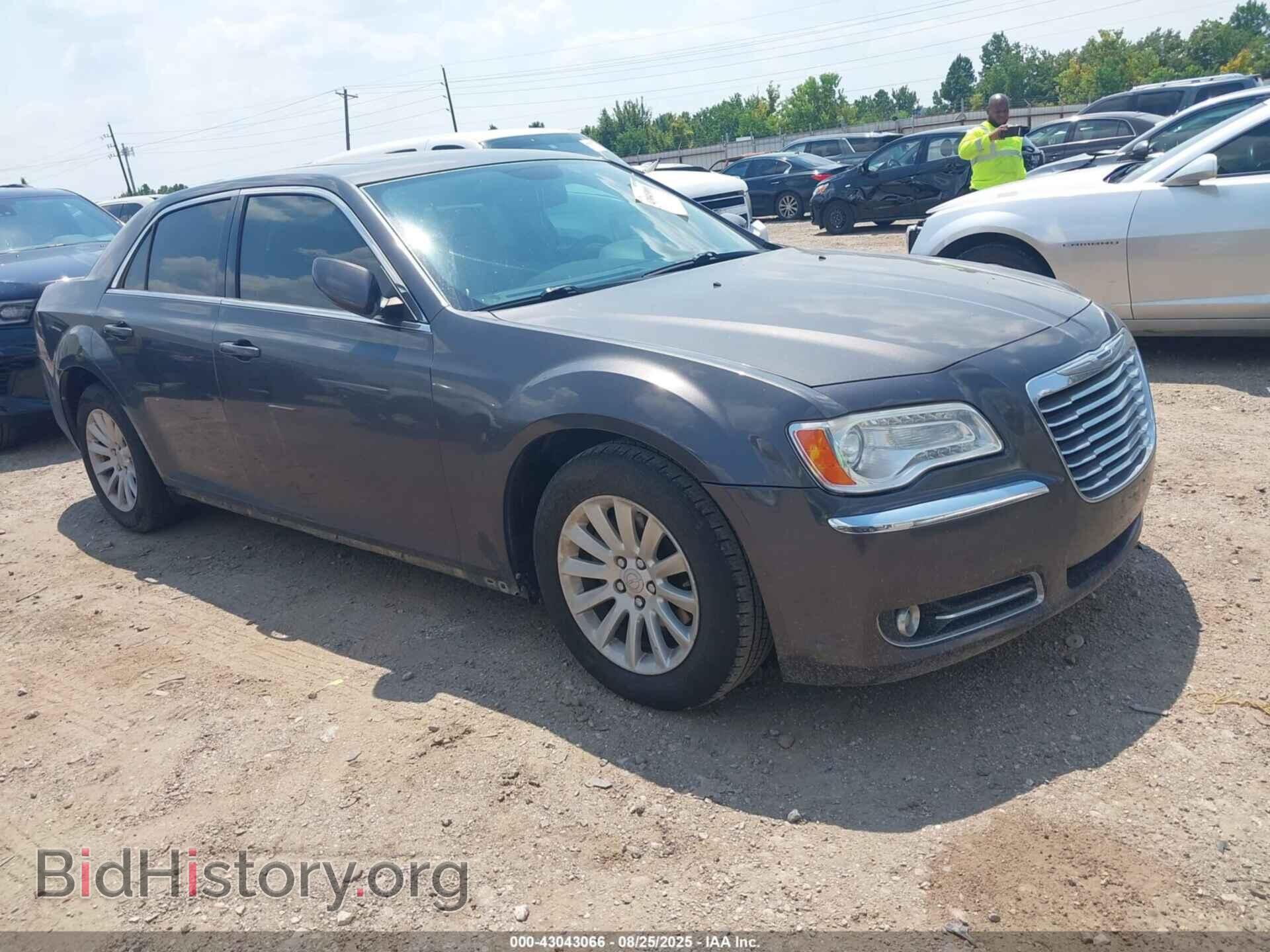 Фотография 2C3CCAAG3DH658942 - CHRYSLER 300 2013