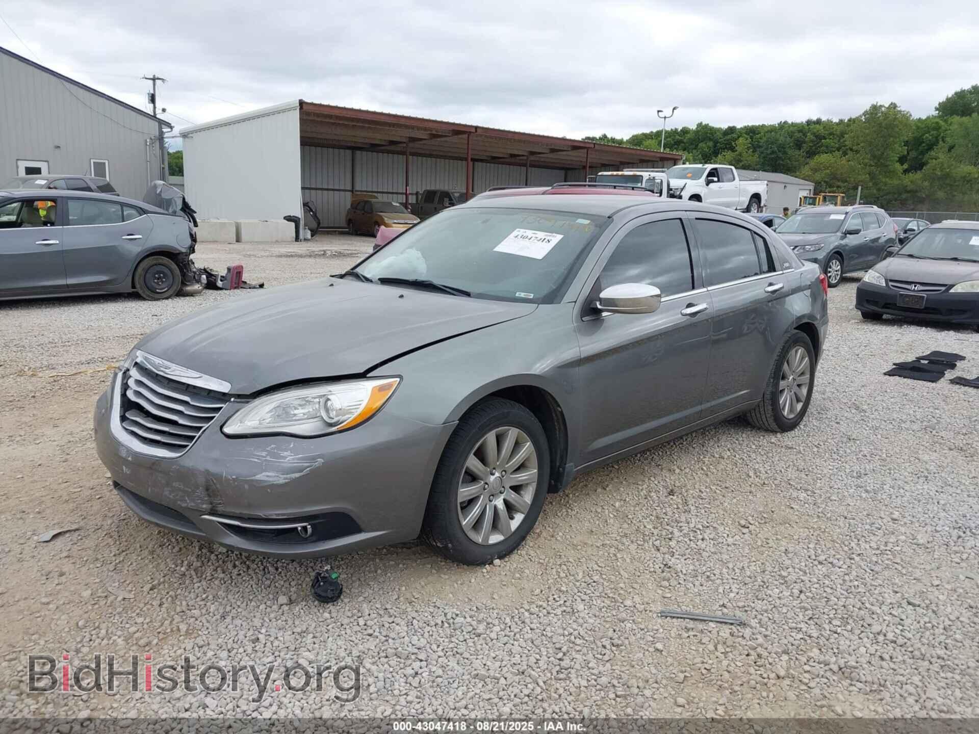 2013 CHRYSLER 200 - VIN: 1C3CCBCG2DN737108 - Фото 2