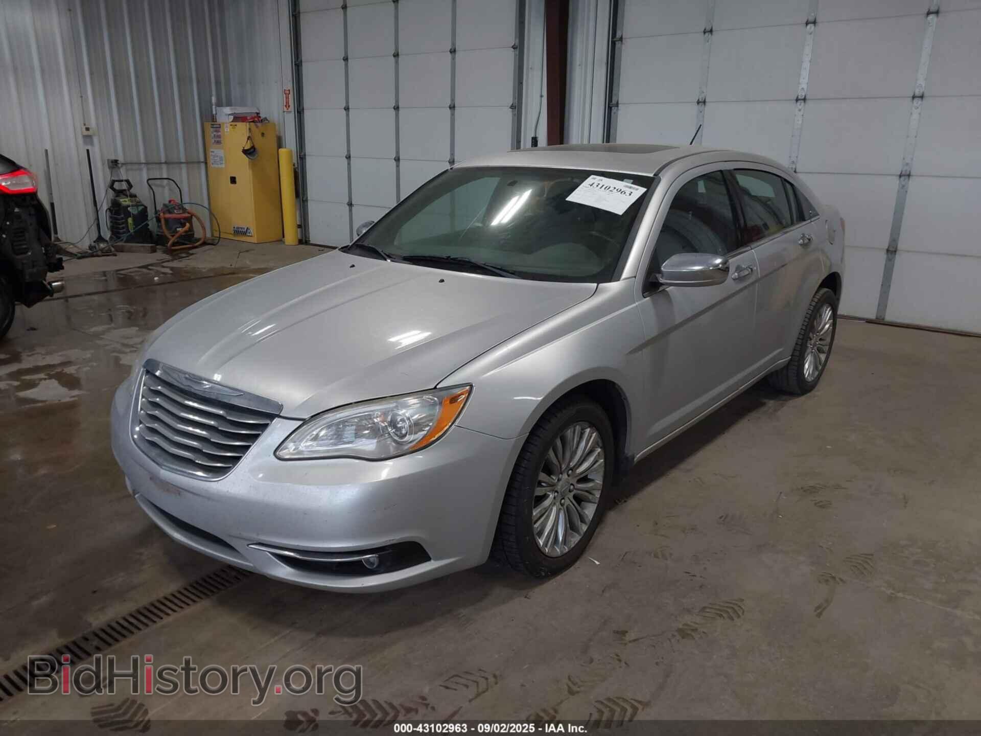 2011 CHRYSLER 200 - VIN: 1C3BC2FBXBN613810 - Фото 2