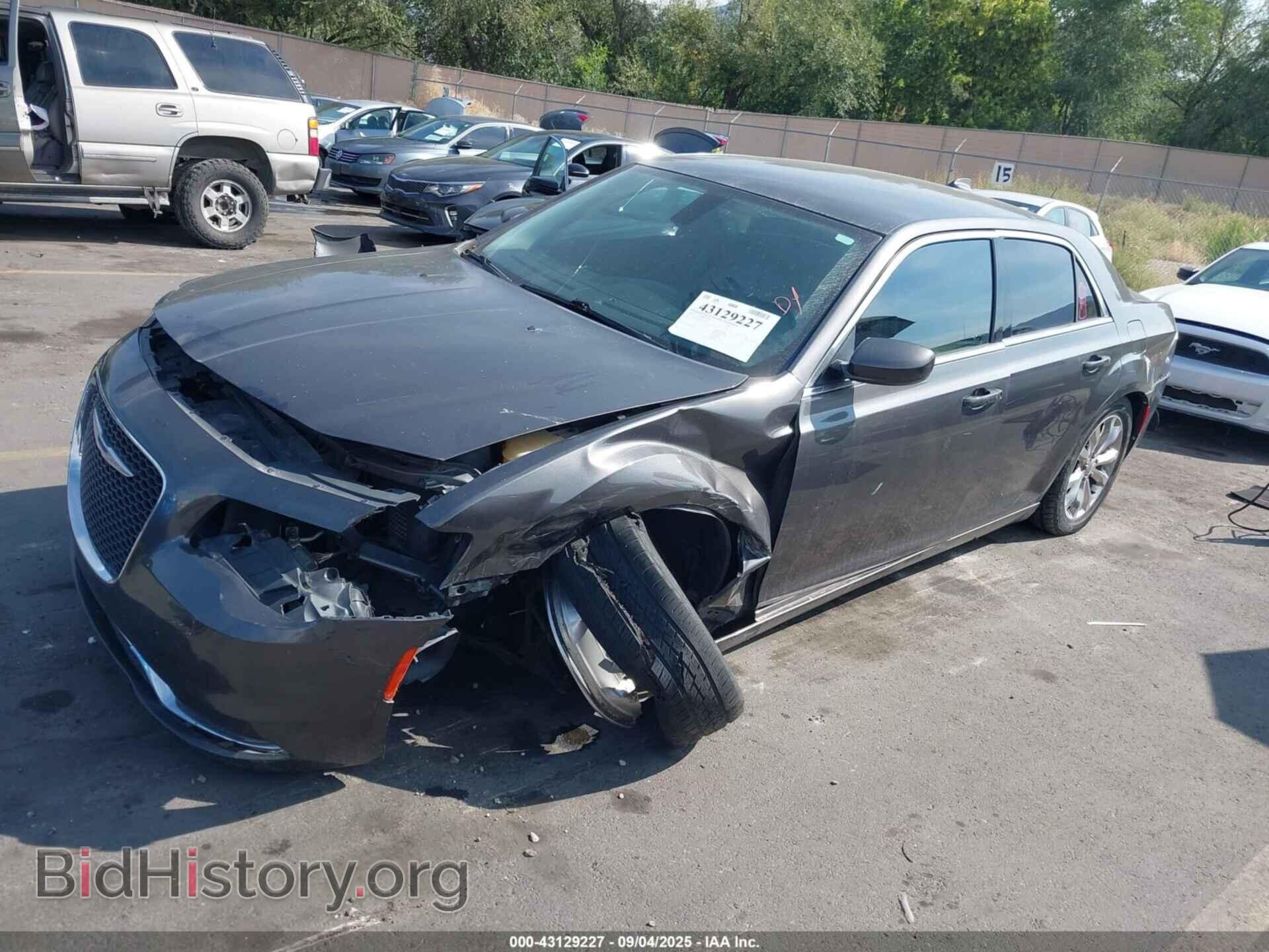 2016 CHRYSLER 300 - VIN: 2C3CCARGXGH161931 - Фото 2