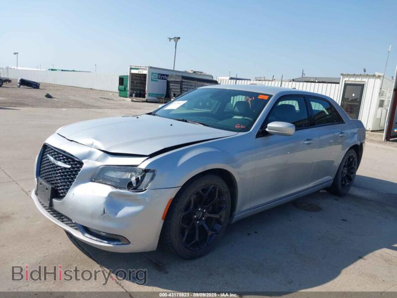 2020 Chrysler 300 (VIN 2C3CCABG0LH131406) — photo 2 of 18