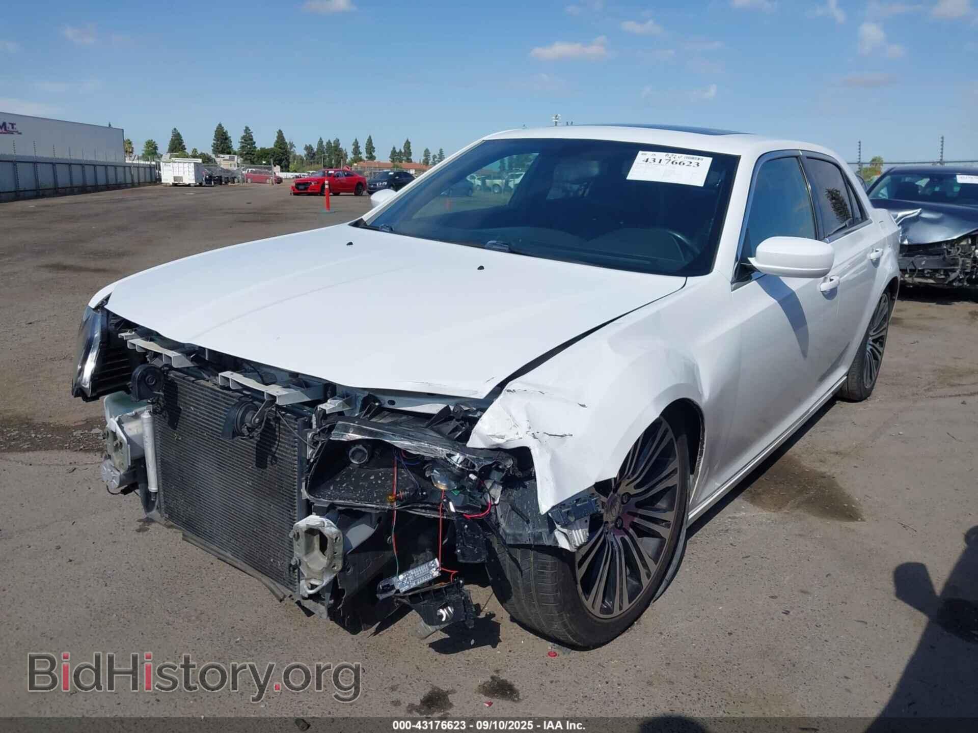 2013 CHRYSLER 300 - VIN: 2C3CCABT0DH515572 - Фото 2