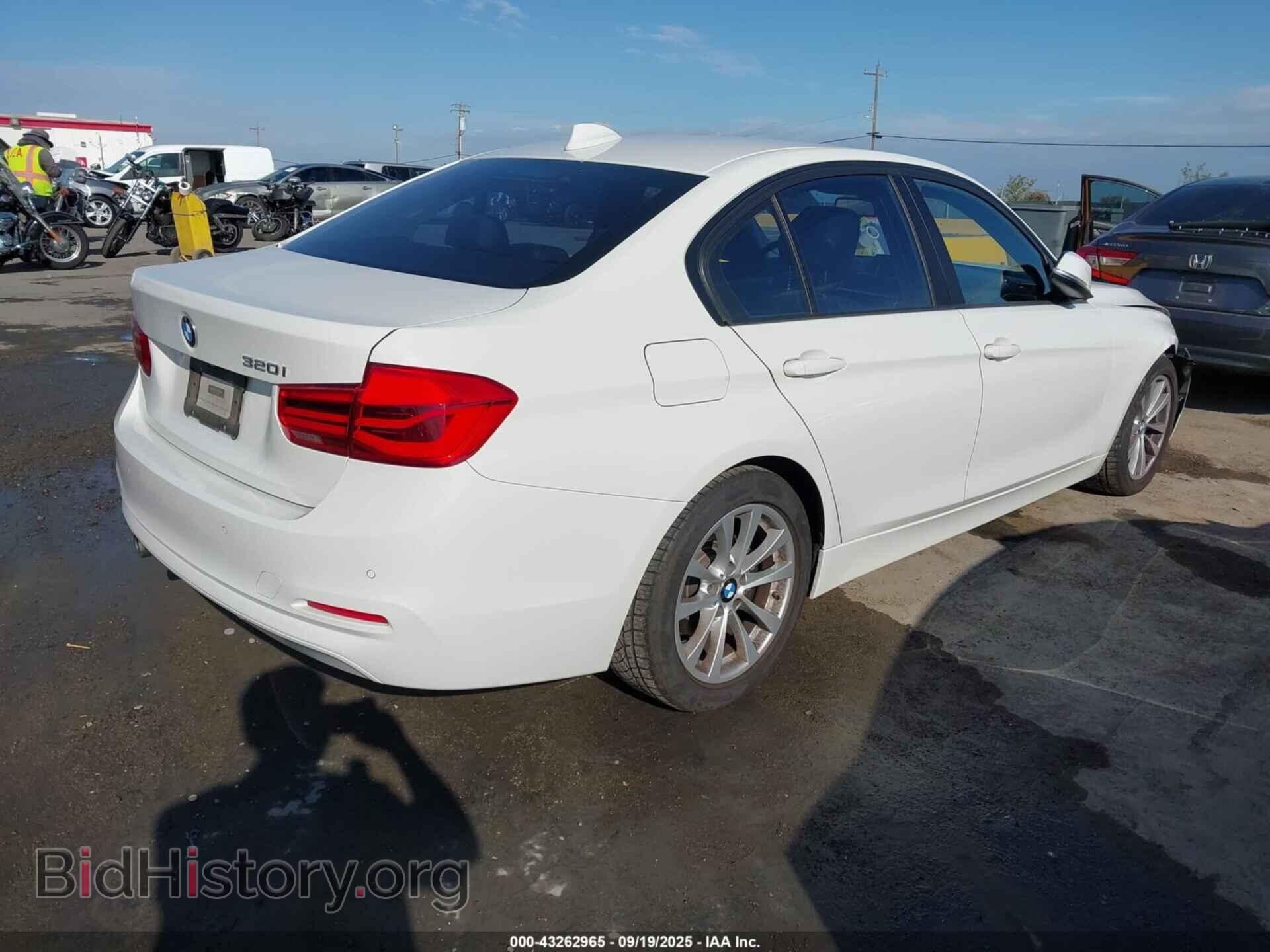 2018 BMW 320I - VIN: WBA8A9C55JAH12687 - Photo 4