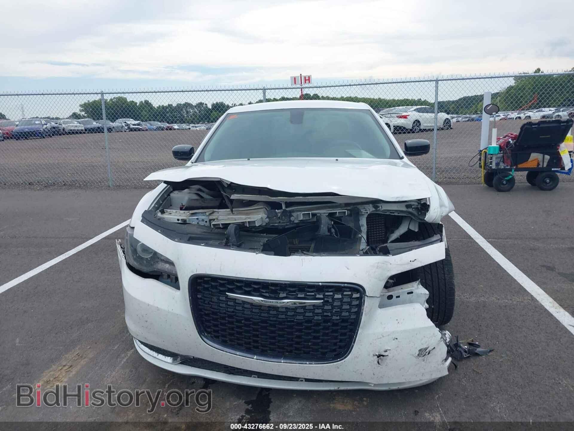2019 CHRYSLER 300 - VIN: 2C3CCAAG4KH755726 - Фото 12