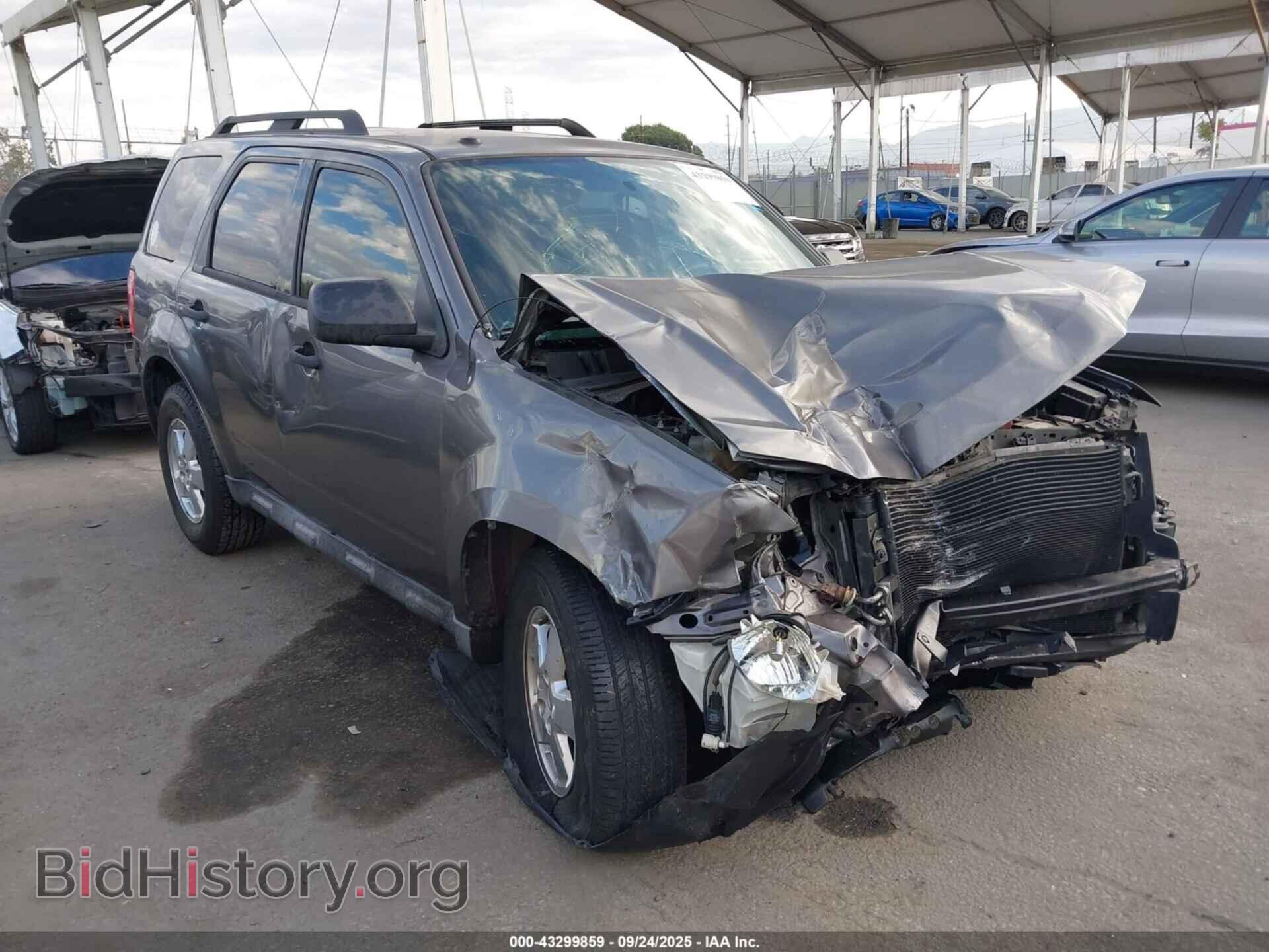 Photo 1FMCU0D70BKC17821 - FORD ESCAPE 2011