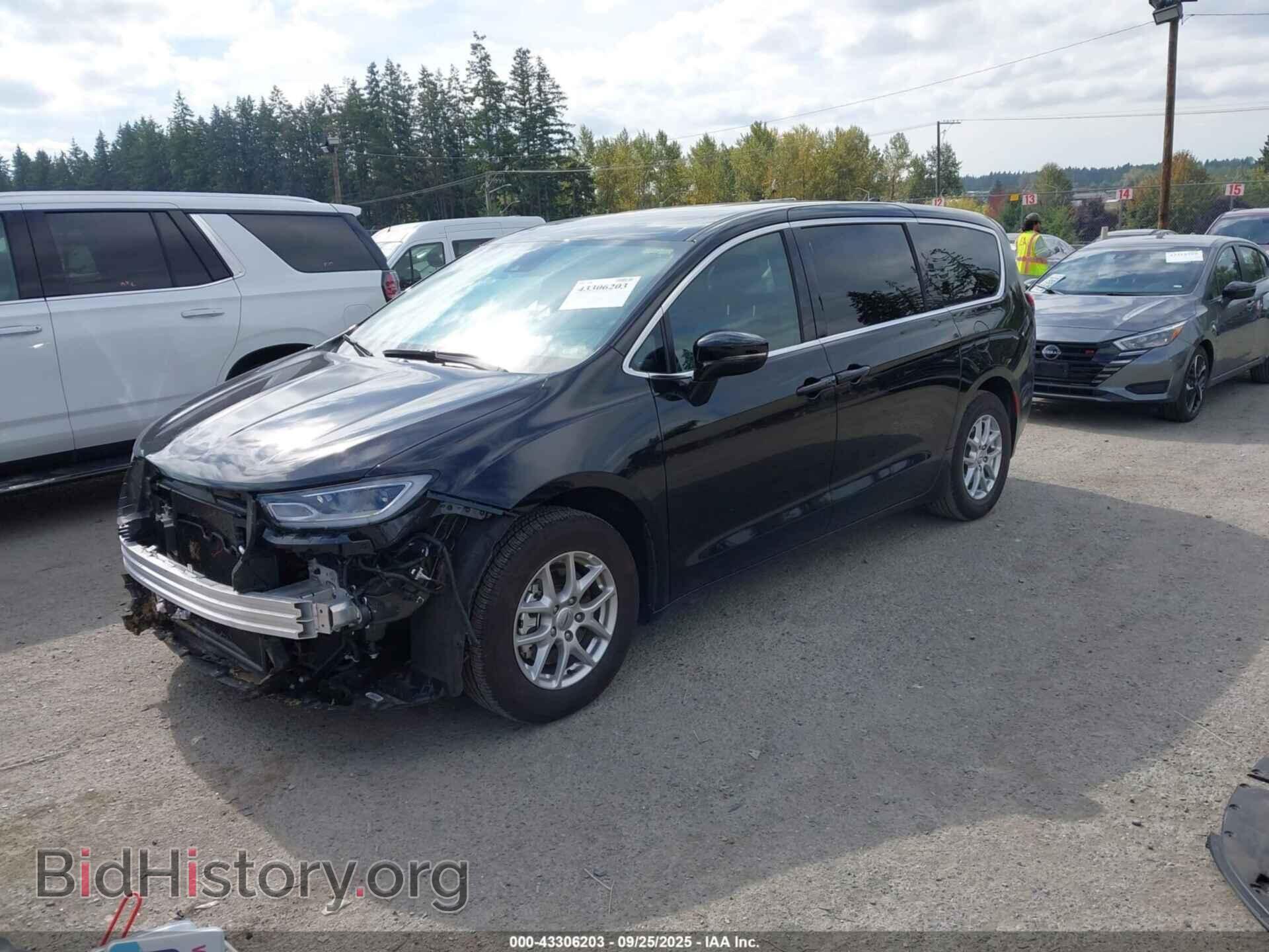2025 CHRYSLER PACIFICA - VIN: 2C4RC1BG2SR570301 - Photo 2