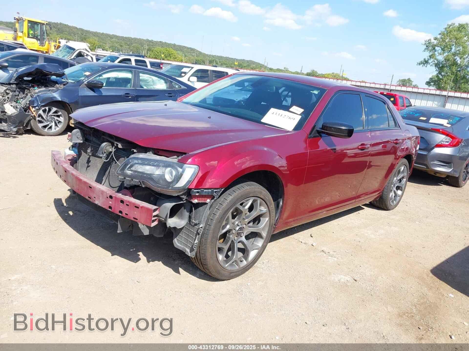2018 CHRYSLER 300 - VIN: 2C3CCAAG2JH265073 - Фото 2