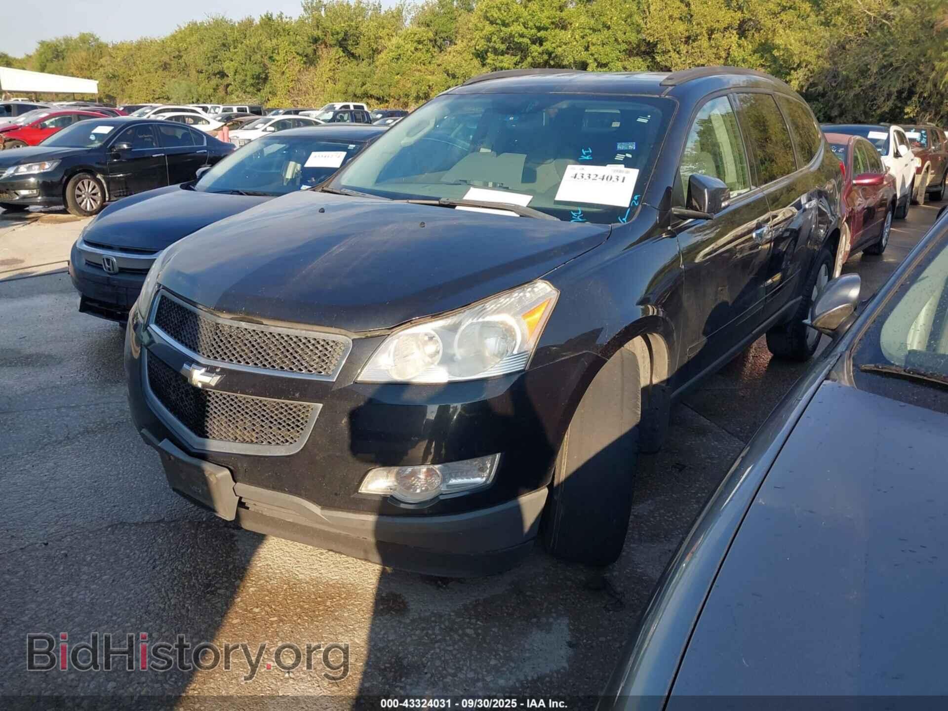 2011 CHEVROLET TRAVERSE - VIN: 1GNKRGED2BJ246930 - Фото 2