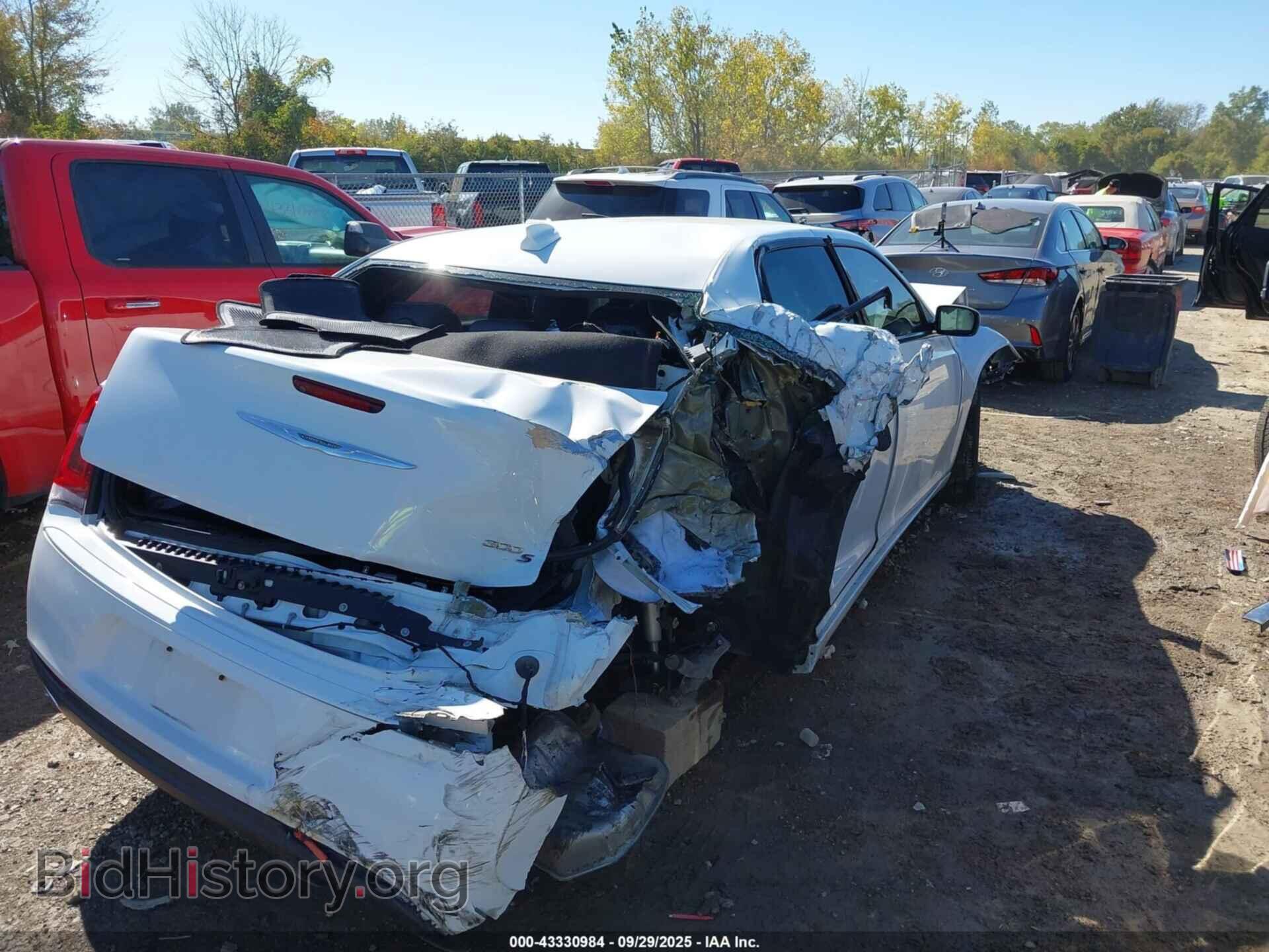 2019 CHRYSLER 300 - VIN: 2C3CCABG1KH654125 - Фото 4